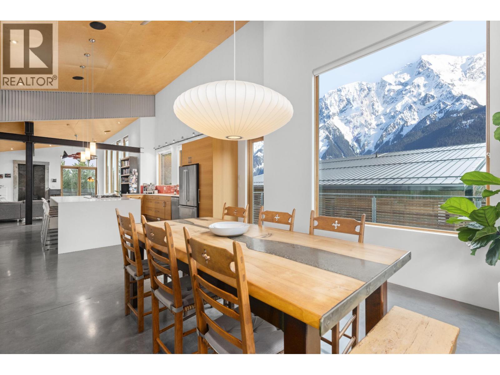 7465 Dogwood Street, Pemberton, British Columbia  V0N 2L0 - Photo 3 - R3088658