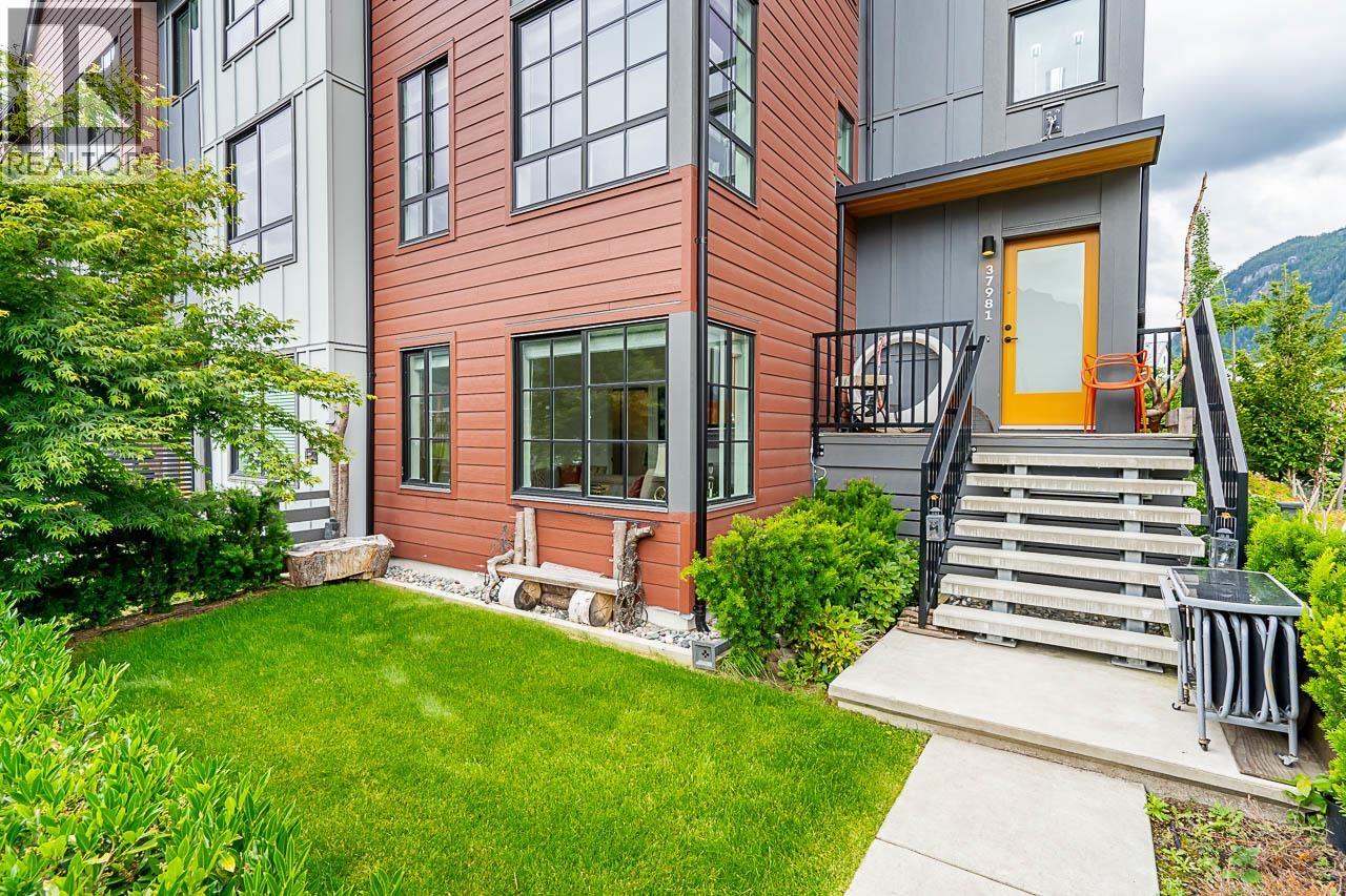 37981 Helm Way, Squamish, British Columbia  V8B 2A1 - Photo 2 - R3088582