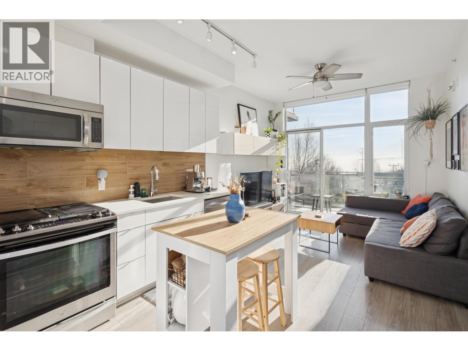 208 200 Nelson's Crescent, New Westminster, British Columbia  V3L 0H4 - Photo 2 - R3088625