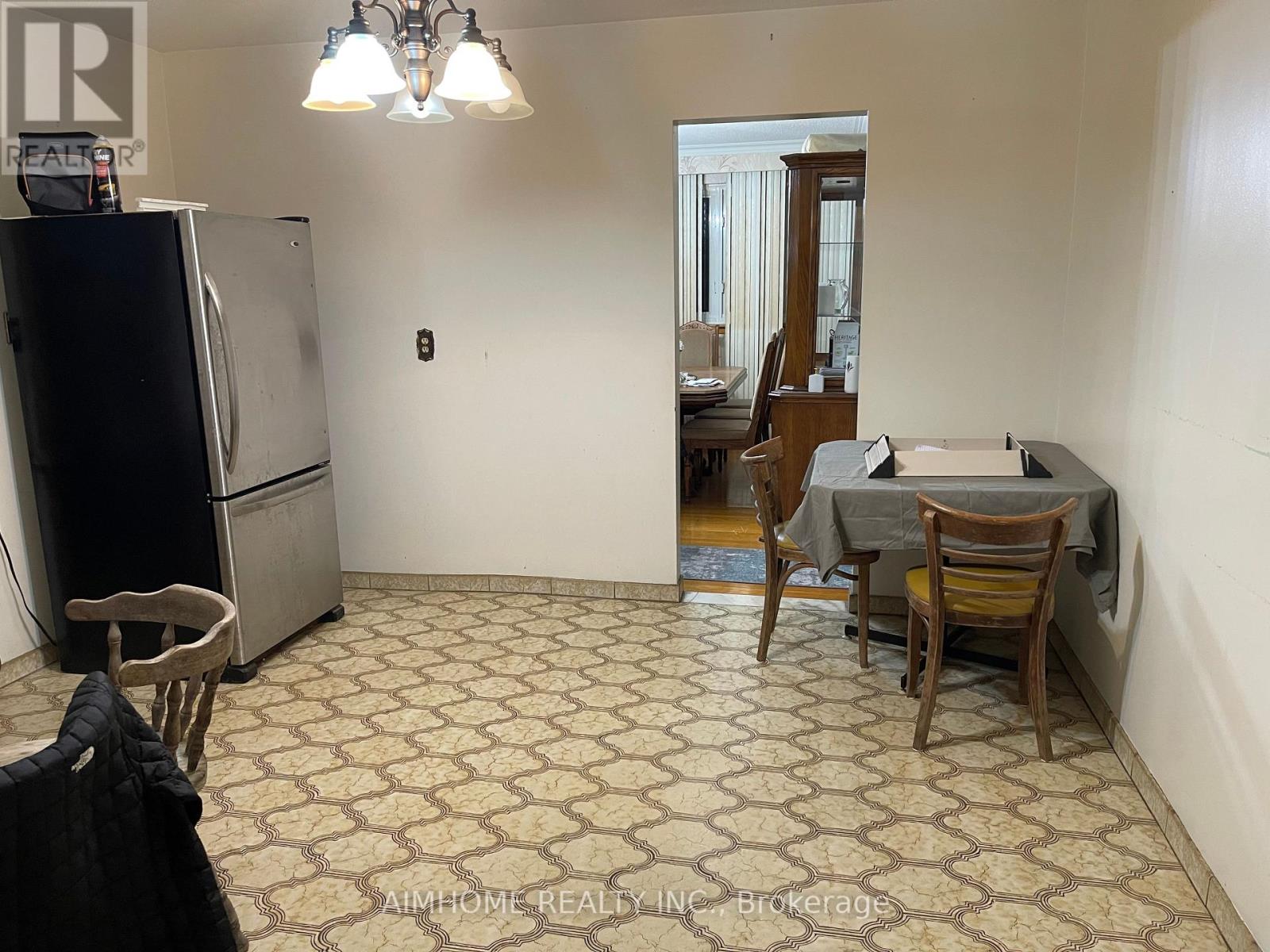 170 Gracefield Avenue, Toronto, Ontario  M6L 1L5 - Photo 5 - W12777470