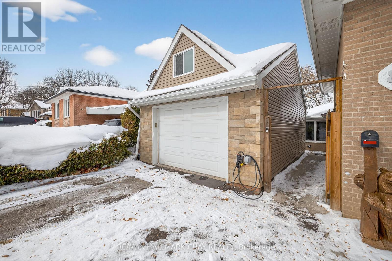 8 Ladywood Drive, Toronto, Ontario  M9V 1K9 - Photo 2 - W12777492