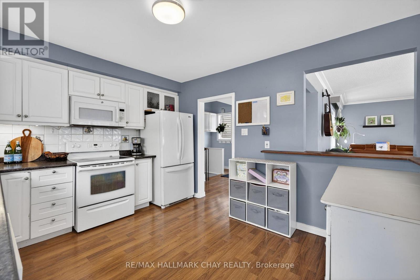 8 Ladywood Drive, Toronto, Ontario  M9V 1K9 - Photo 3 - W12777492