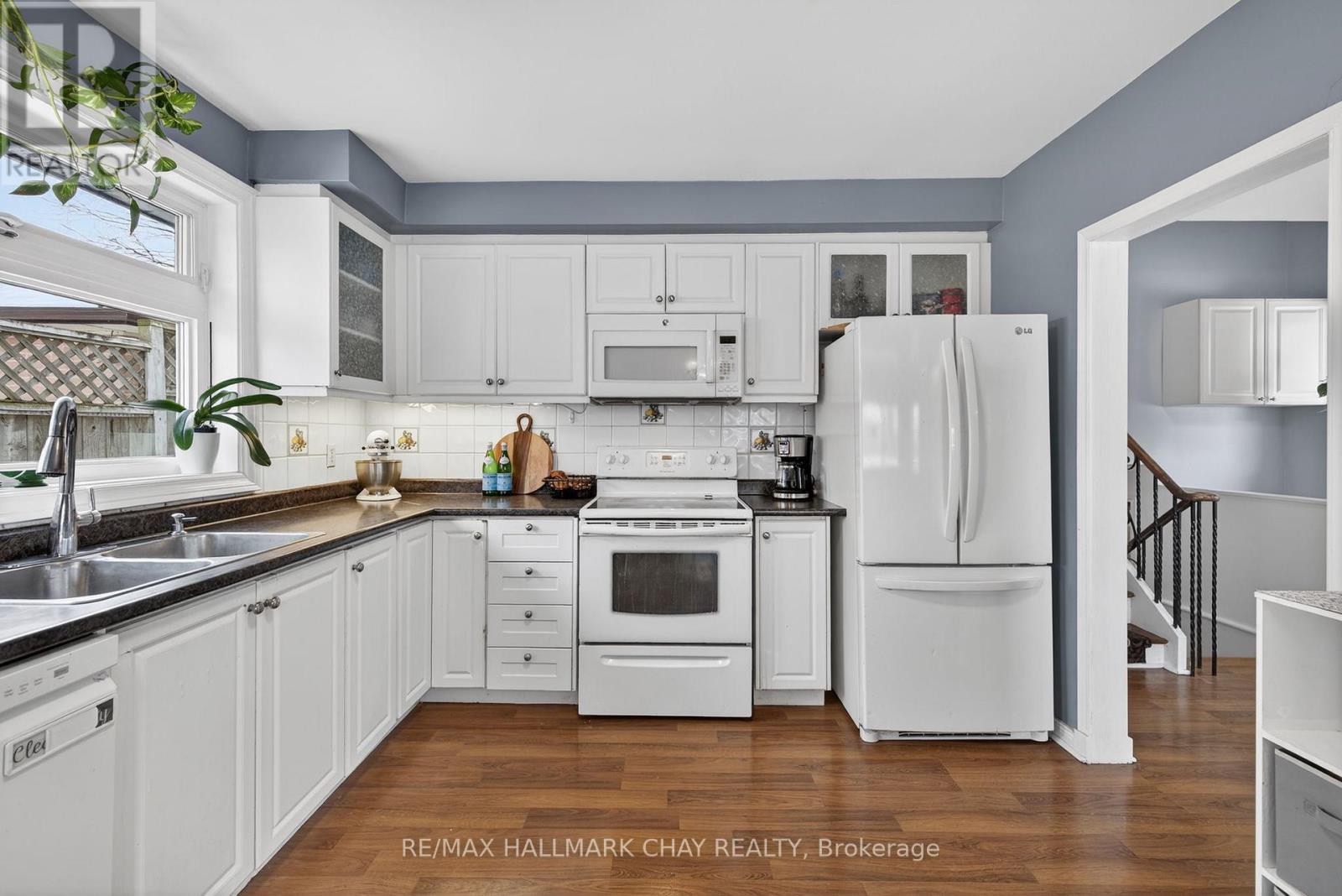 8 Ladywood Drive, Toronto, Ontario  M9V 1K9 - Photo 4 - W12777492