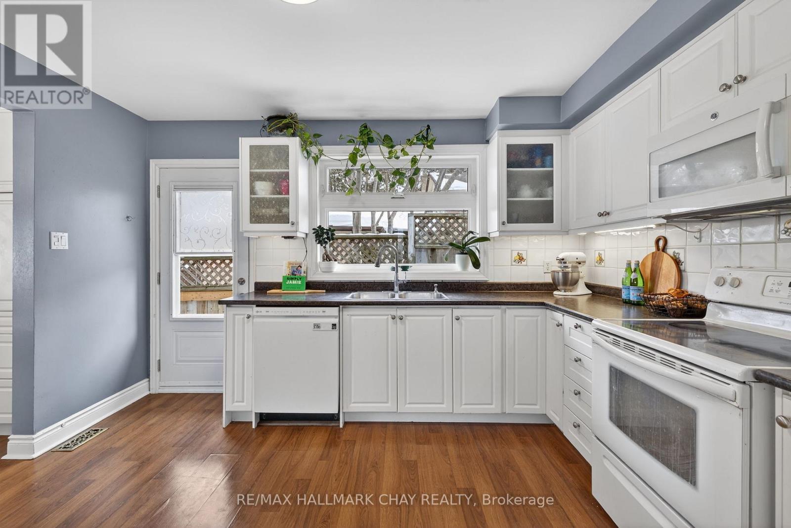 8 Ladywood Drive, Toronto, Ontario  M9V 1K9 - Photo 5 - W12777492