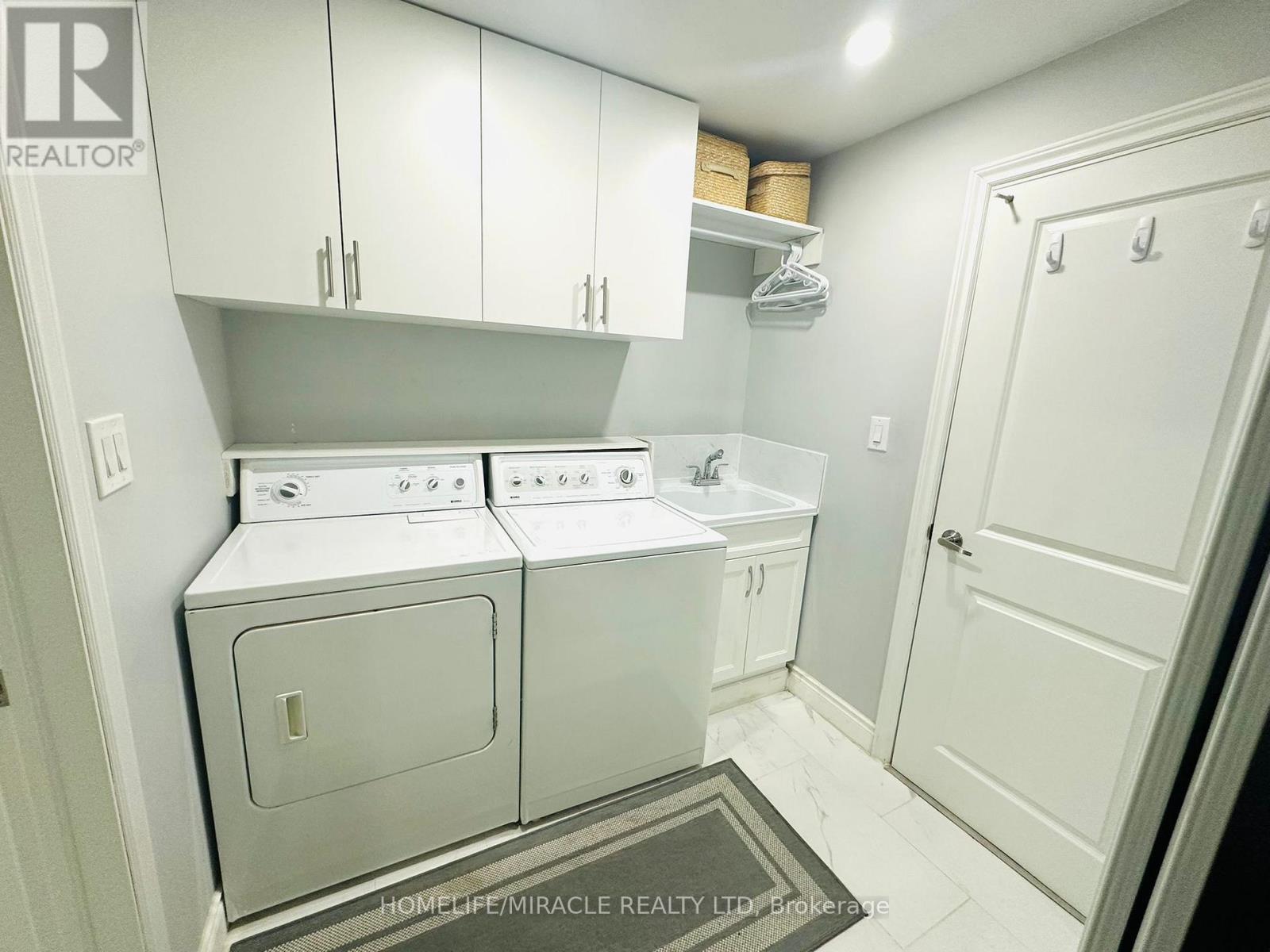 28 PEACHWOOD CRESCENT, Hamilton, Ontario