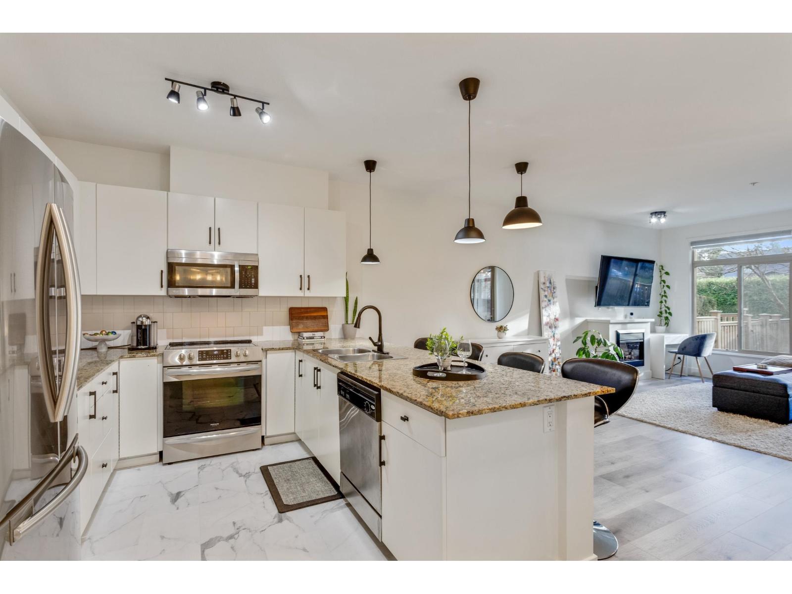 102 15385 101A AVENUE, Surrey, British Columbia