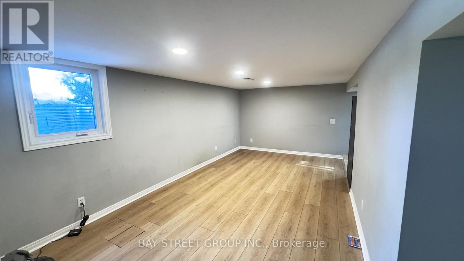 Lower - 2048 Edinburgh Drive, Burlington, Ontario  L7R 2C9 - Photo 8 - W12757800