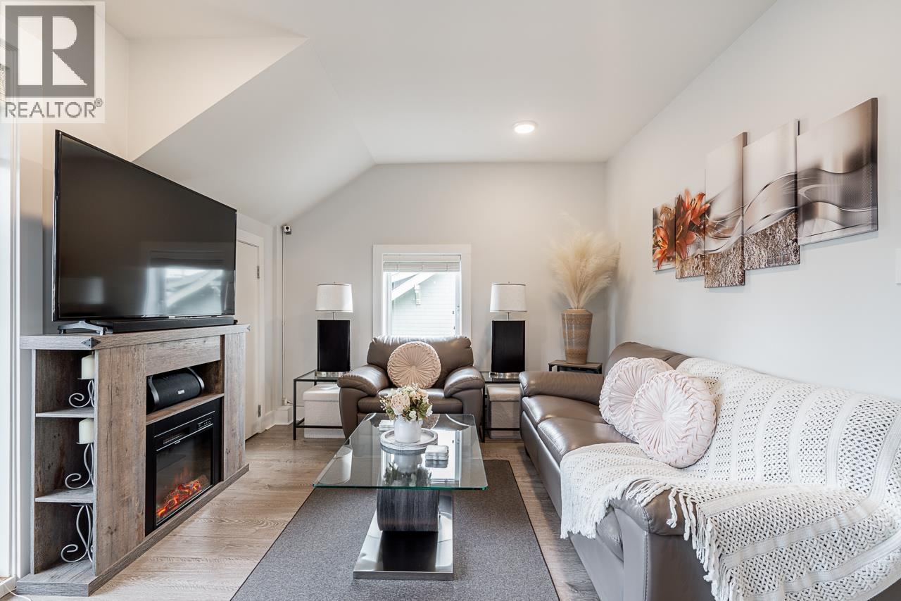 406 Eighth Street, New Westminster, British Columbia  V3M 0K1 - Photo 3 - R3085487