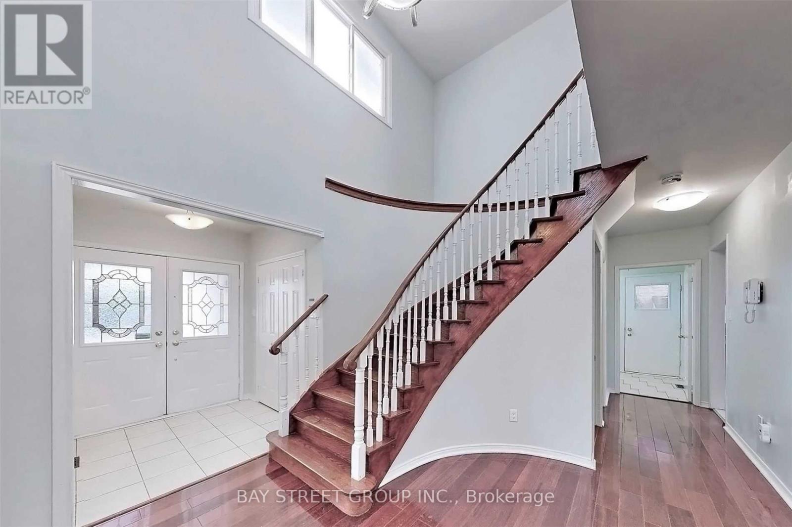 189 Martindale Avenue, Oakville, Ontario  L6H 4H2 - Photo 3 - W12777612