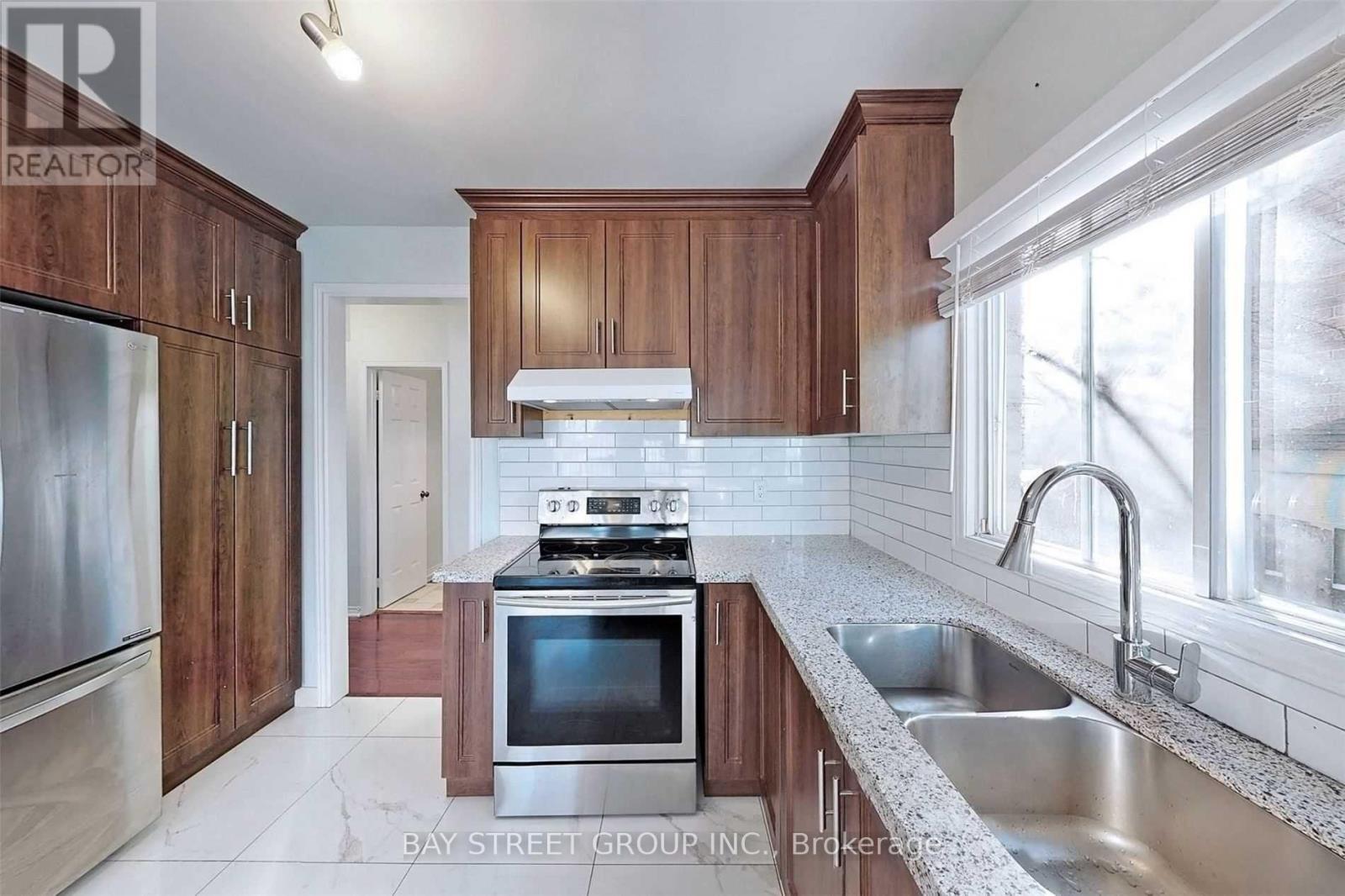 189 Martindale Avenue, Oakville, Ontario  L6H 4H2 - Photo 9 - W12777612