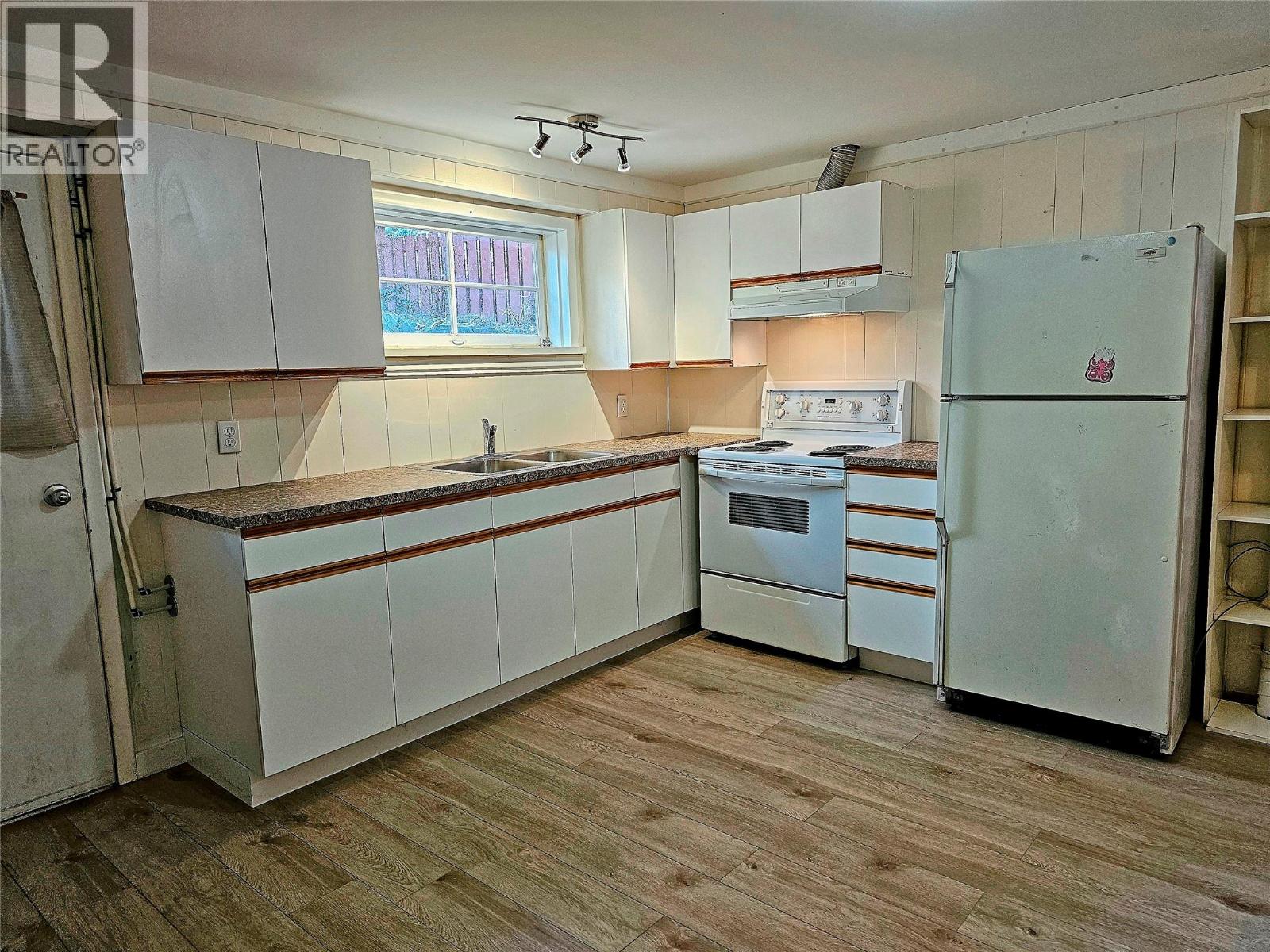 614 10th Avenue, Castlegar, British Columbia  V1N 1K9 - Photo 36 - 10375401