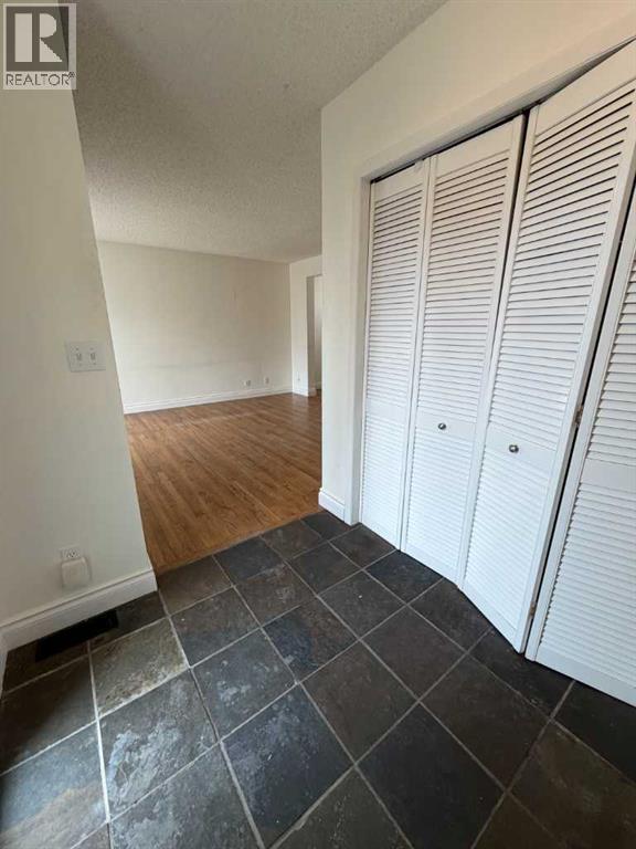 1, 1939 25a Street Sw, Calgary, Alberta  T3E 1Y6 - Photo 5 - A2285500