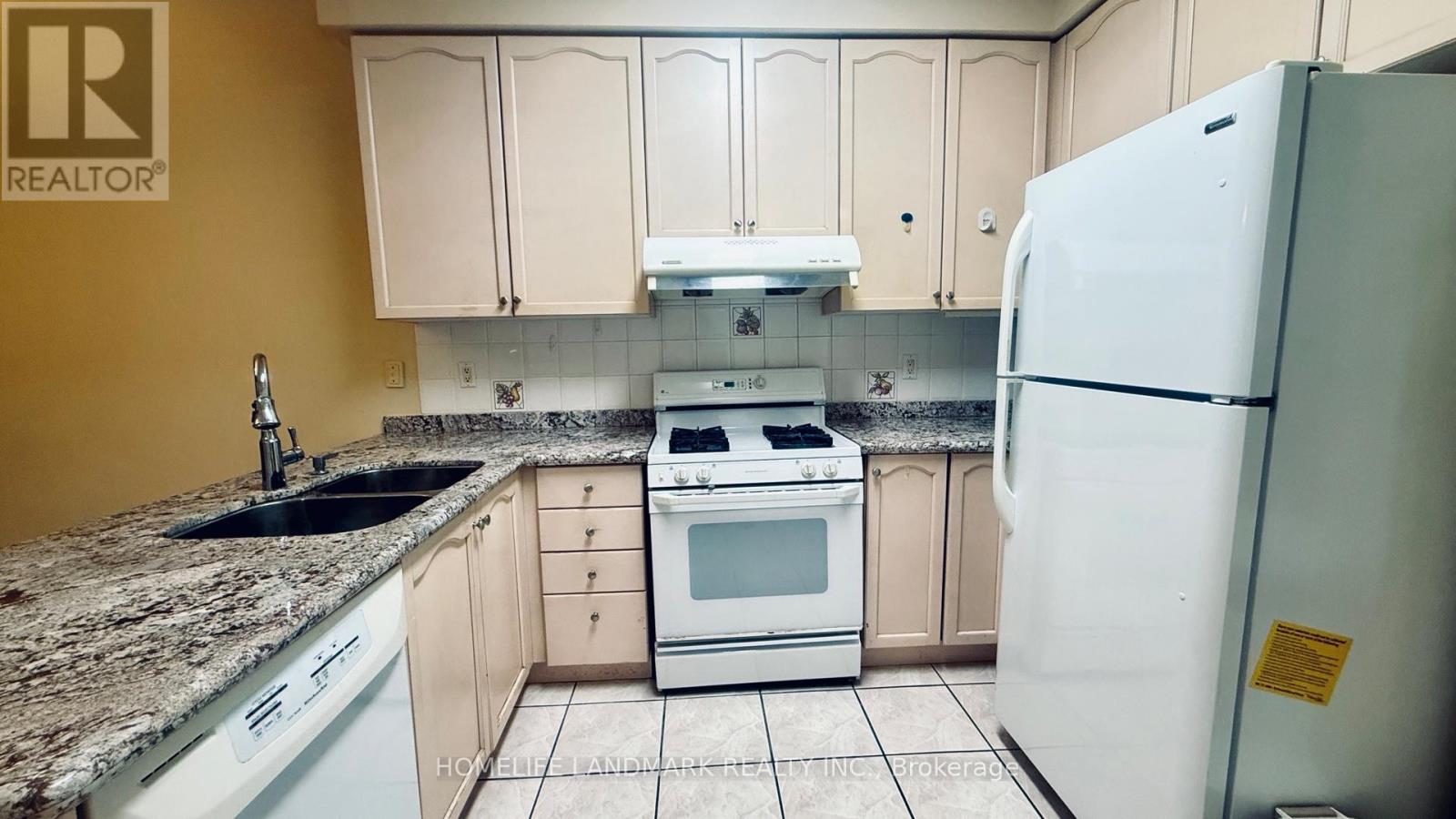 25 Grover Hill Avenue, Richmond Hill, Ontario  L4S 1S5 - Photo 3 - N12777778