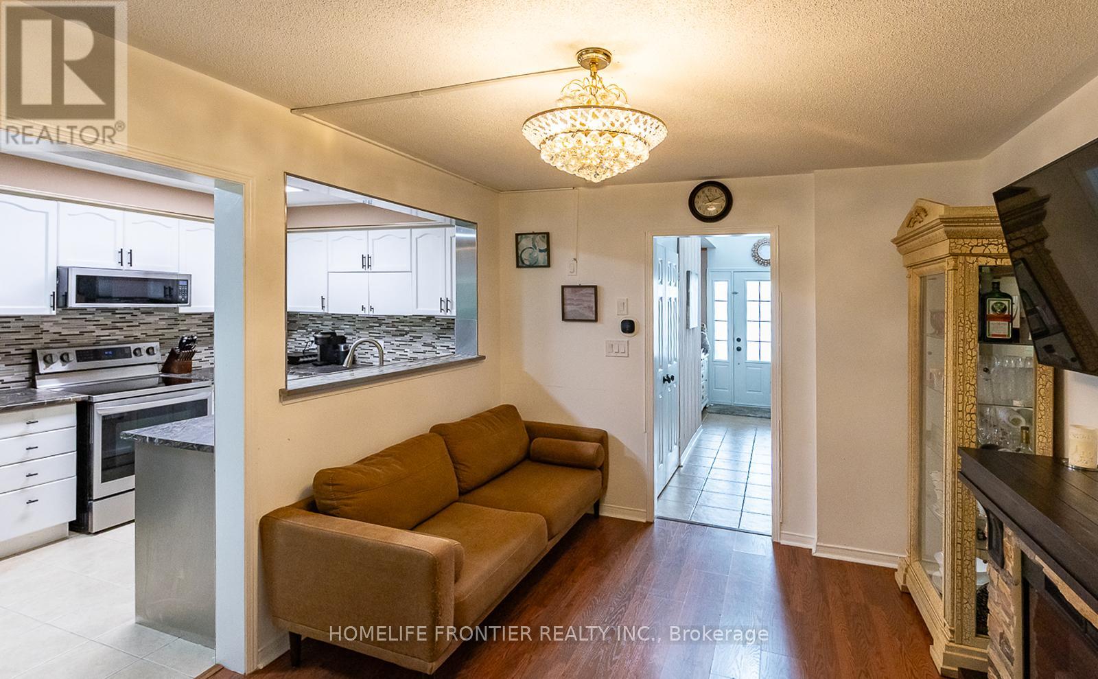 65 West Park Avenue, Bradford West Gwillimbury, Ontario  L3Z 0A7 - Photo 14 - N12777812