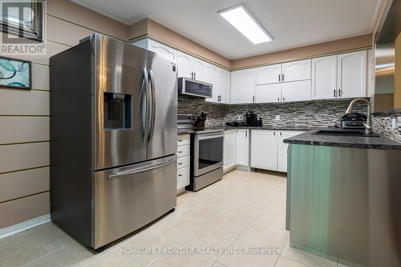 65 West Park Avenue, Bradford West Gwillimbury, Ontario  L3Z 0A7 - Photo 2 - N12777812