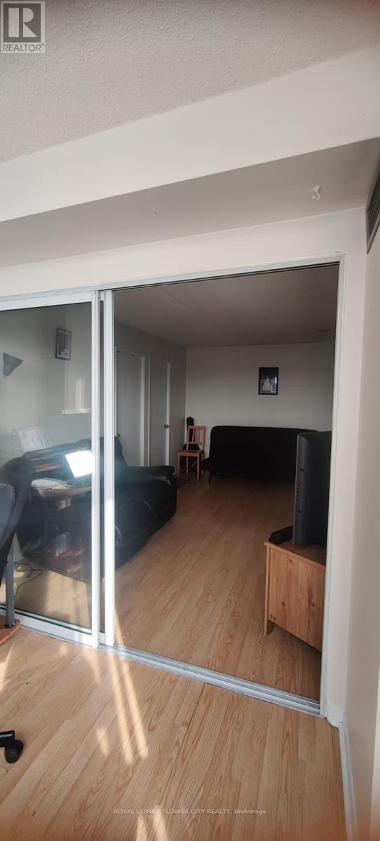 816 - 145 Hillcrest Avenue, Mississauga, Ontario  L5B 3Z1 - Photo 6 - W12777762