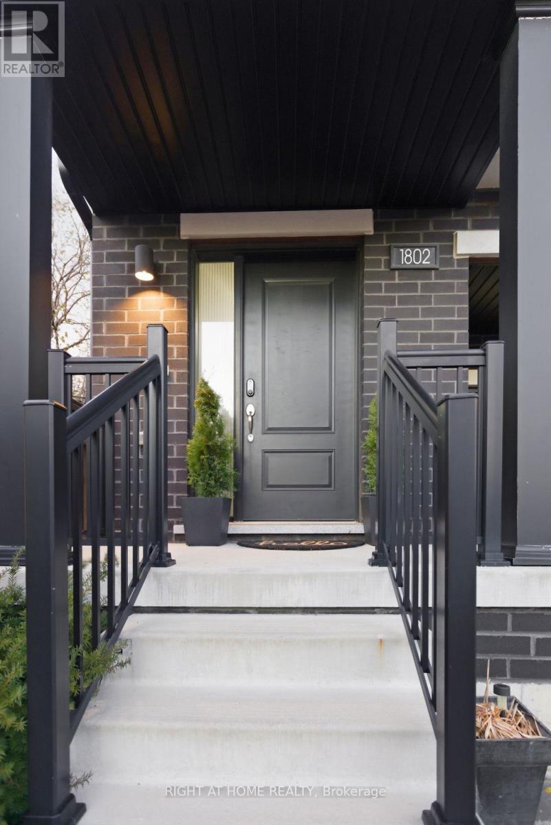 1802 Mitoff Place, Mississauga, Ontario  L4W 0E8 - Photo 2 - W12777800