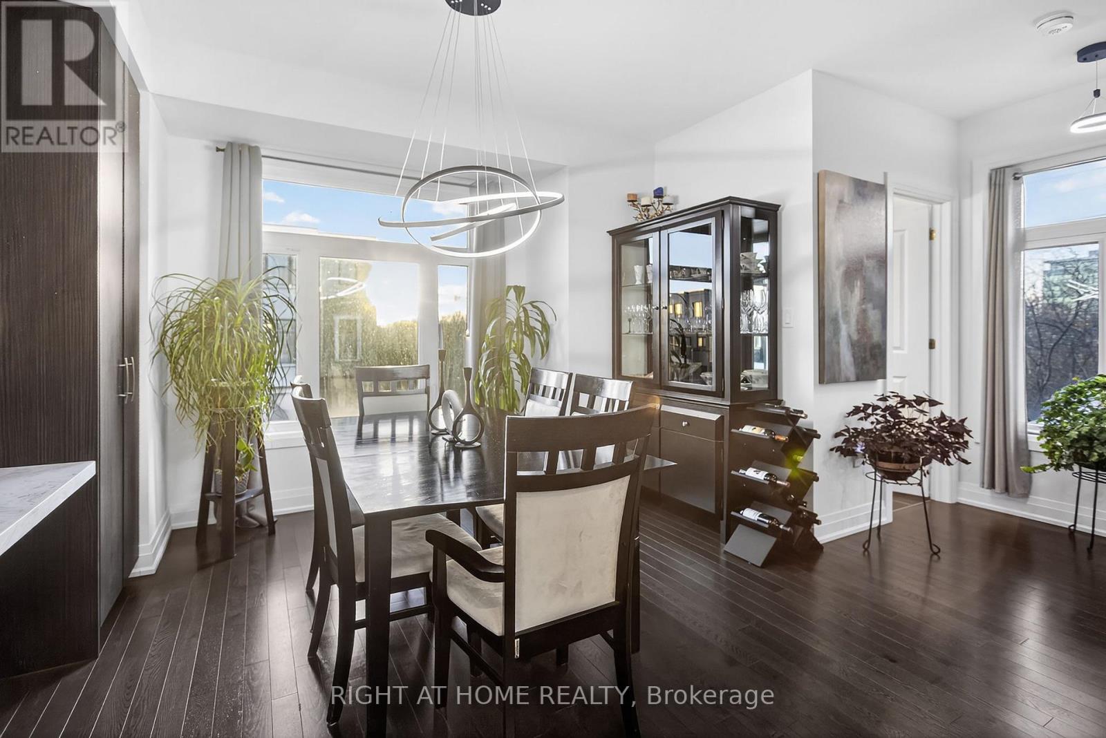 1802 Mitoff Place, Mississauga, Ontario  L4W 0E8 - Photo 9 - W12777800