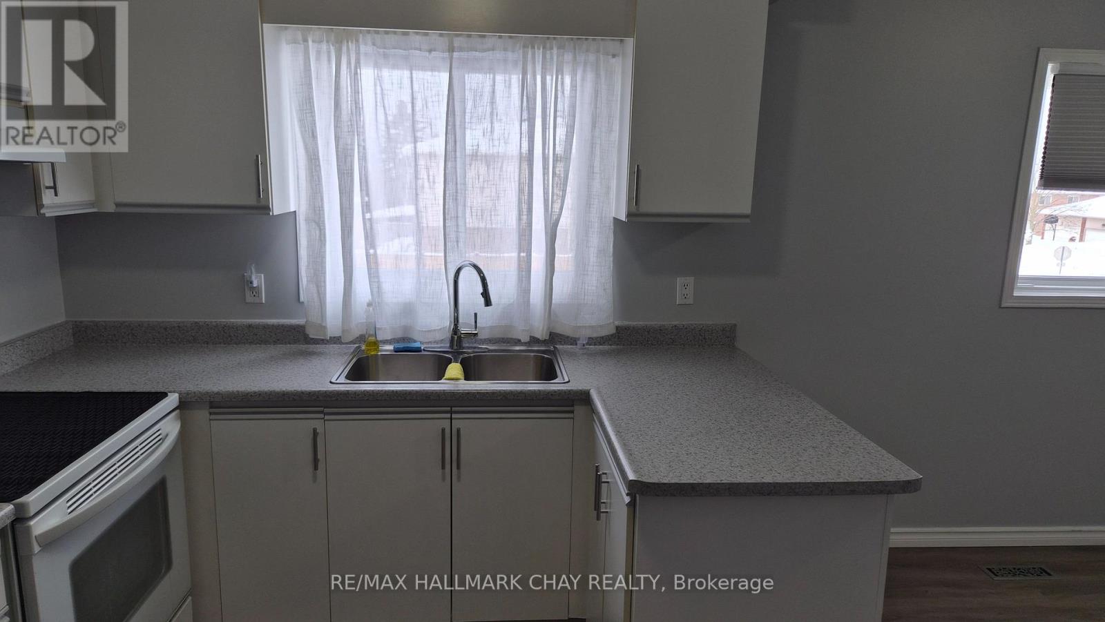 Upper - 48 Porritt Street, Barrie, Ontario  L4N 6Y3 - Photo 10 - S12777884