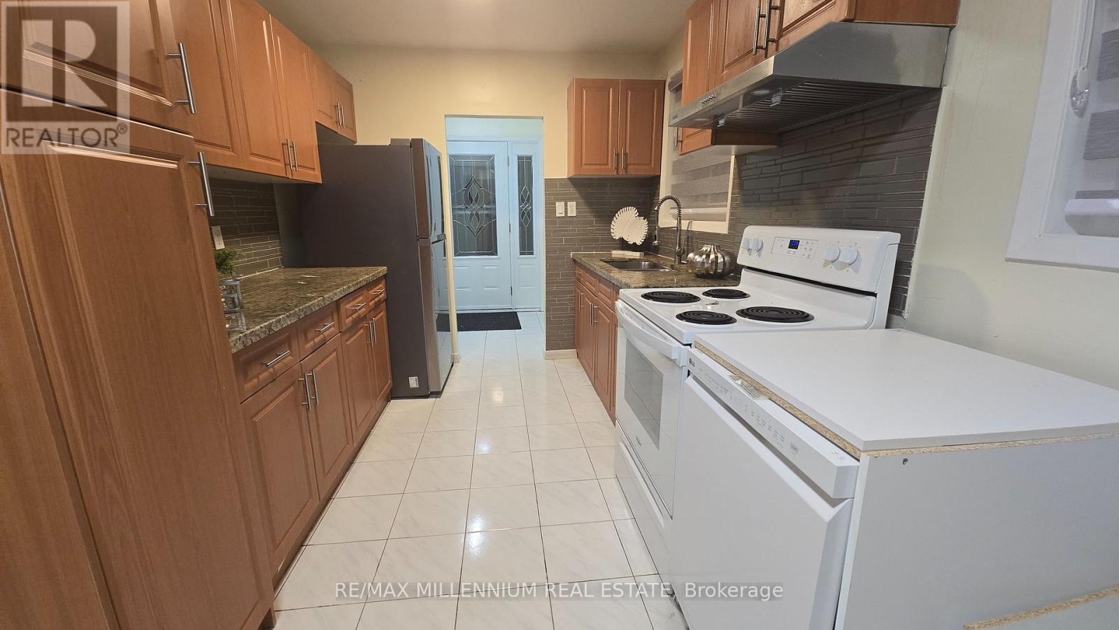 120 Duncanwoods Drive, Toronto, Ontario  M9L 2E1 - Photo 10 - W12769296