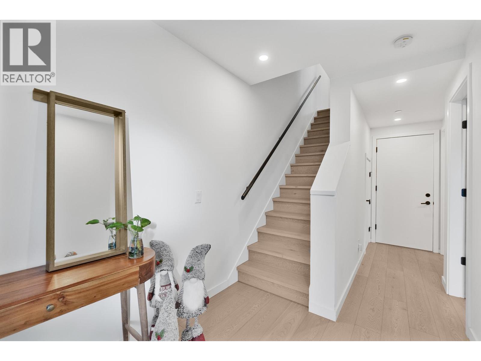 11 528 E 2nd Street, North Vancouver, British Columbia  V7L 0G8 - Photo 3 - R3088636