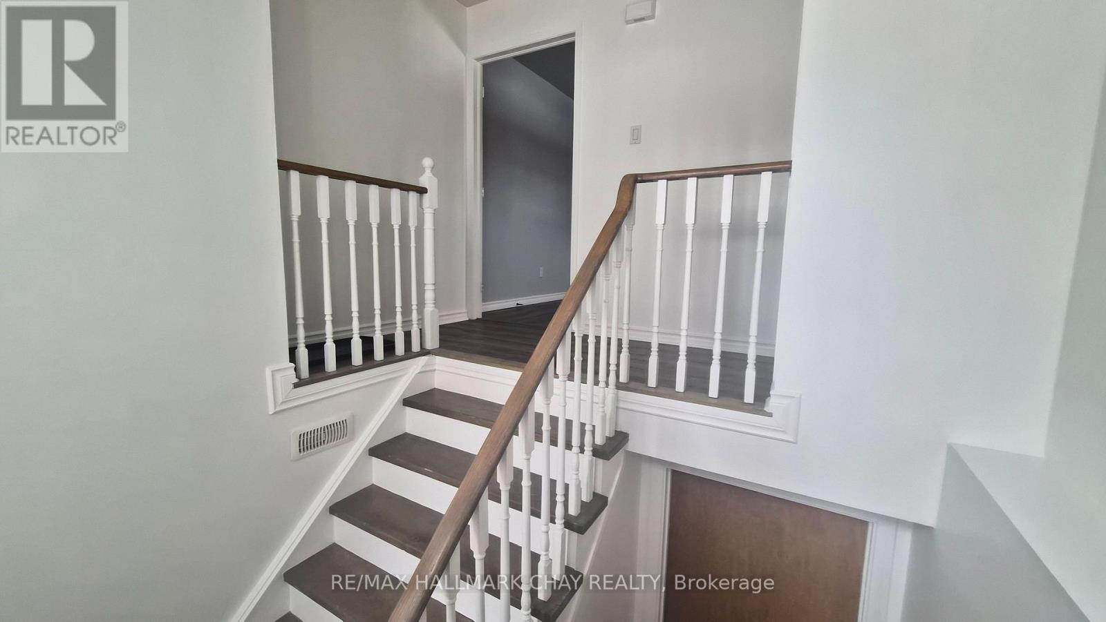 Upper - 48 Porritt Street, Barrie, Ontario  L4N 6Y3 - Photo 7 - S12777884