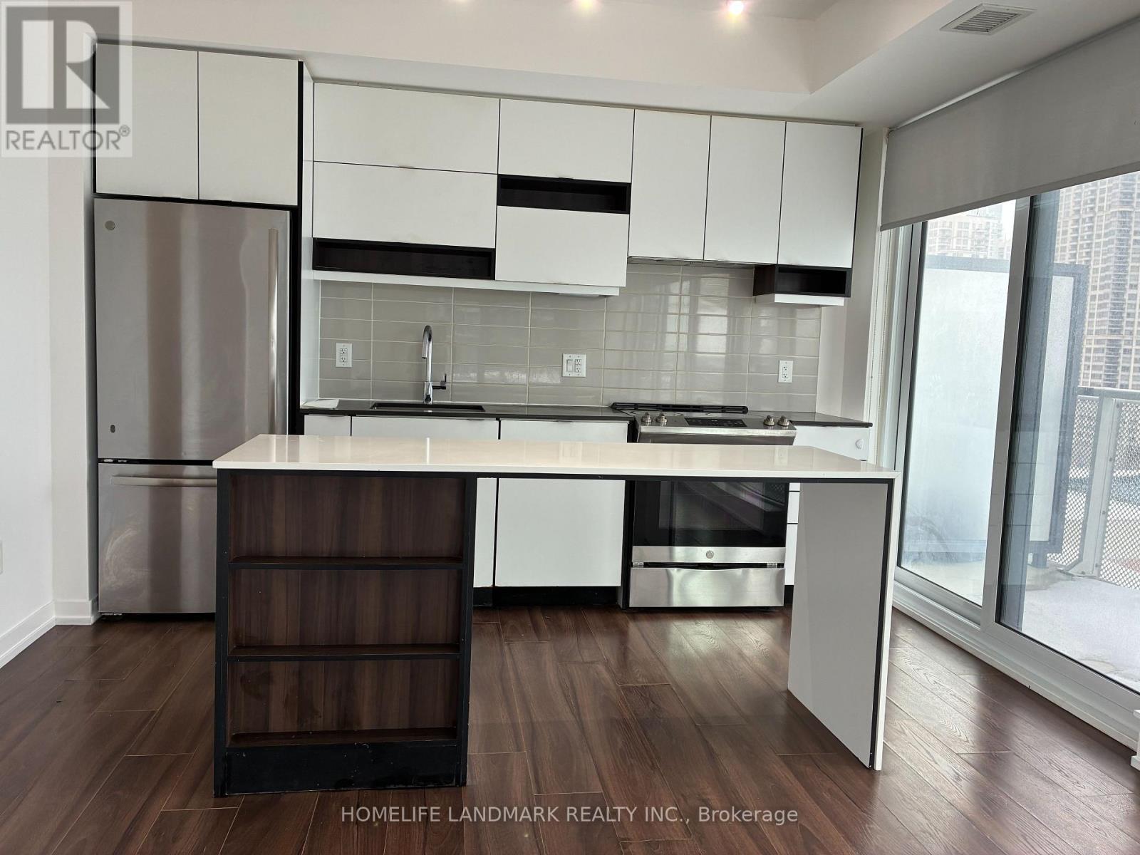 1010 - 4065 Confederation Parkway, Mississauga, Ontario  L5B 0L4 - Photo 2 - W12777956