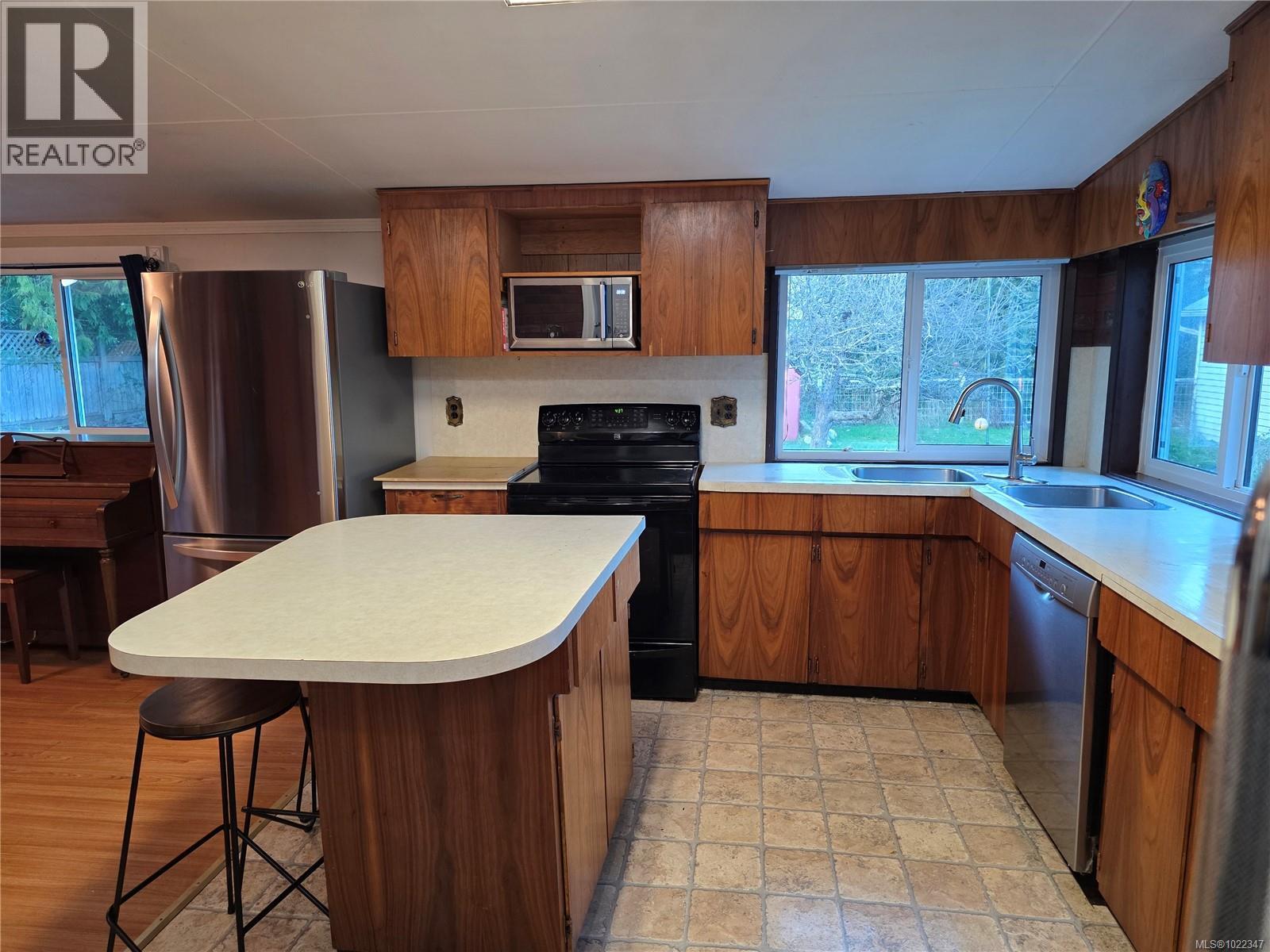 2114 Mckenzie Ave, Comox, British Columbia V9M 1M7 - Photo 2 - 1022347