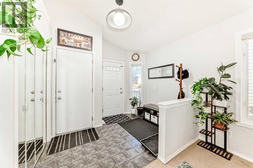 241 Los Alamos Place Ne, Calgary, Alberta  T1Y 7G7 - Photo 4 - A2280426