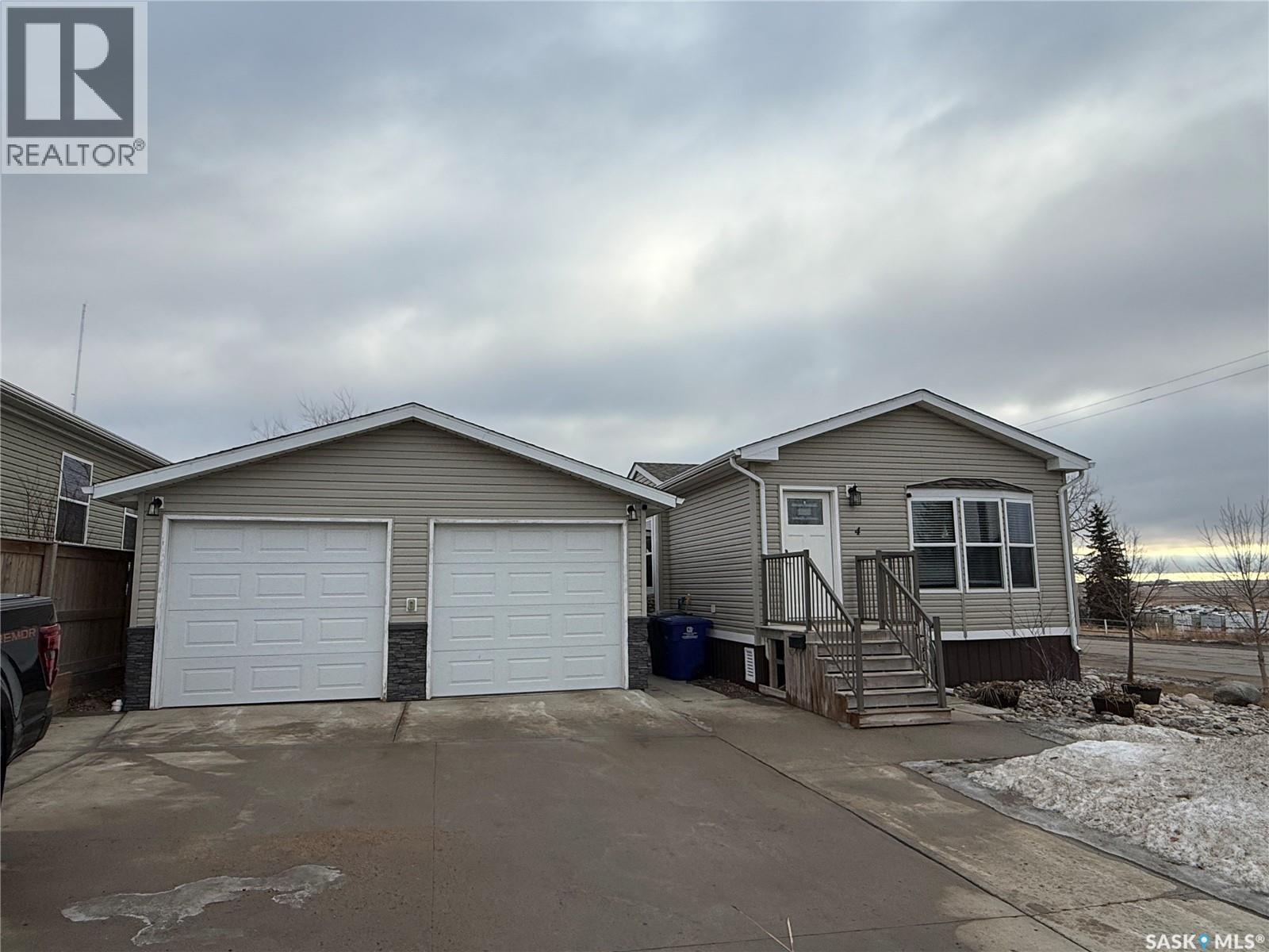 4 7th Avenue Se, Weyburn, Saskatchewan  S4H 1Z2 - Photo 1 - SK028279