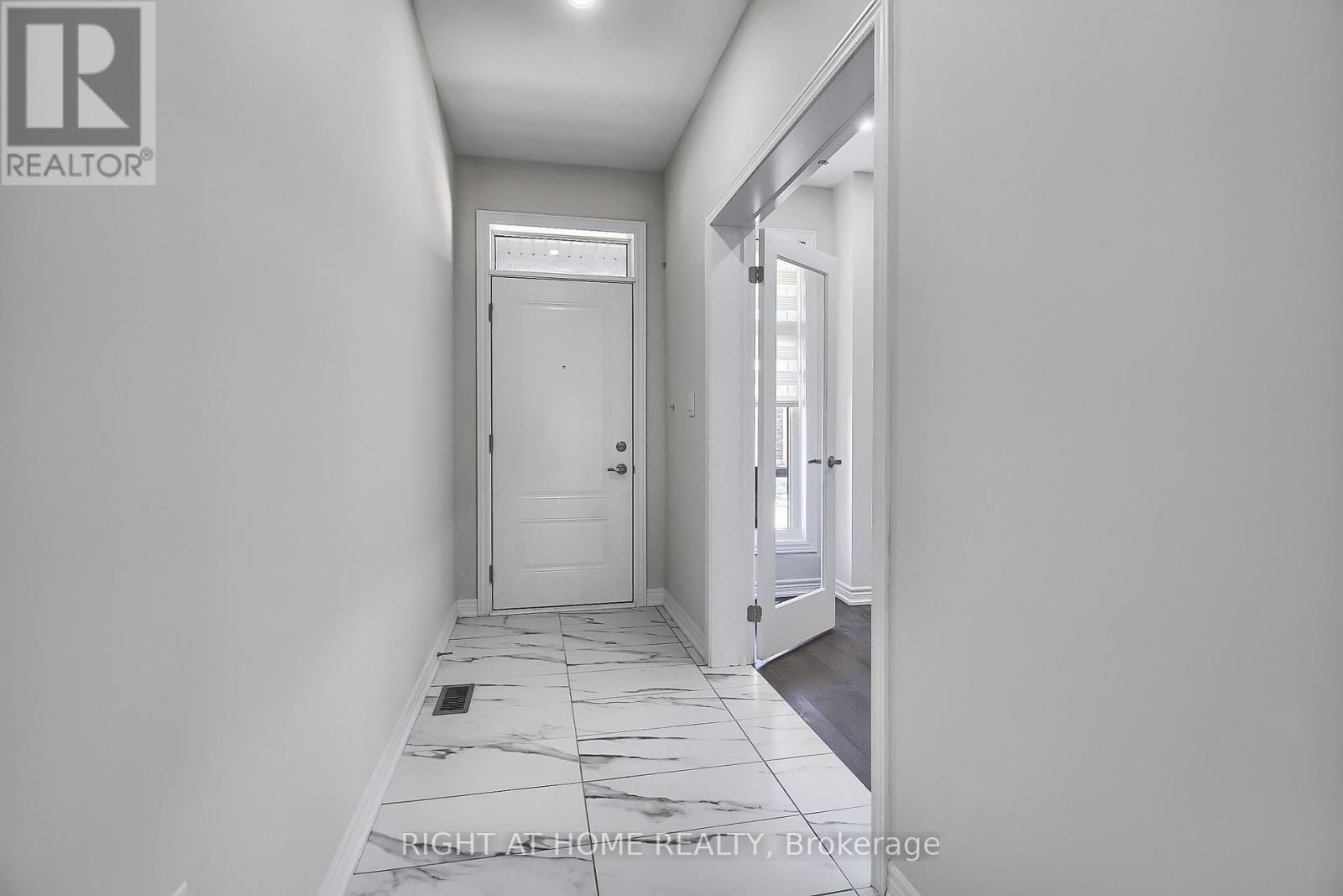 31 Dorothy Caine Crescent, Georgina, Ontario  L4P 3E9 - Photo 4 - N12777992