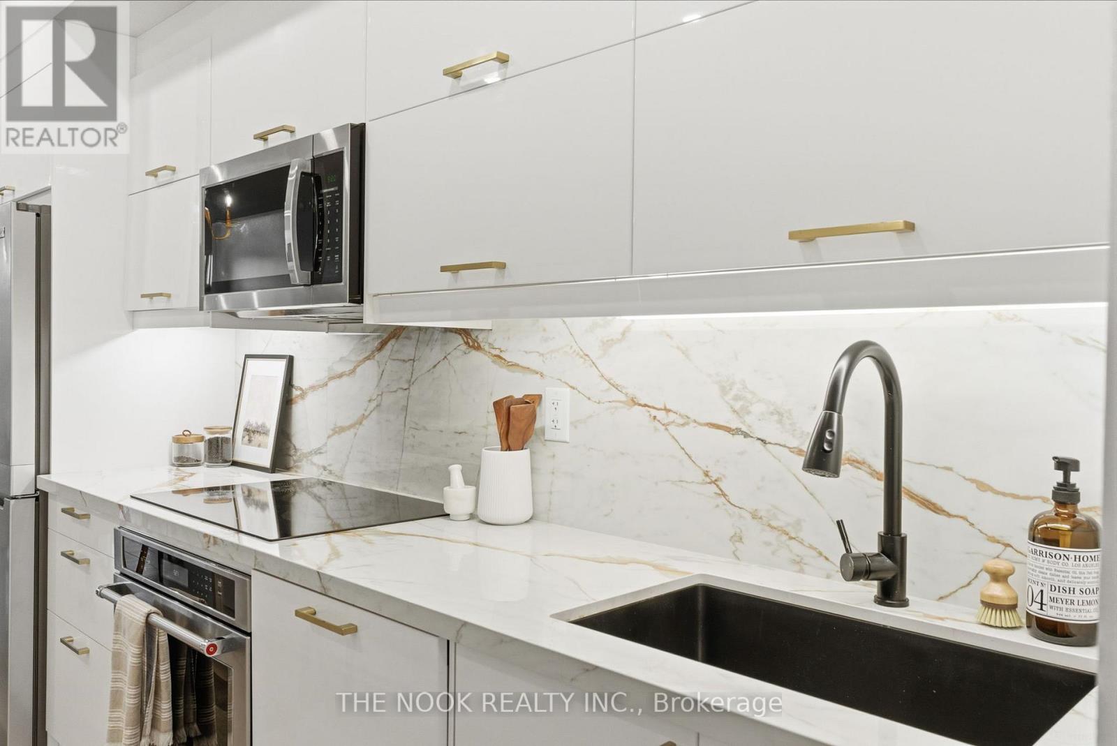 4 - 112 Caledonia Park Road, Toronto, Ontario  M6H 0B2 - Photo 8 - W12778028