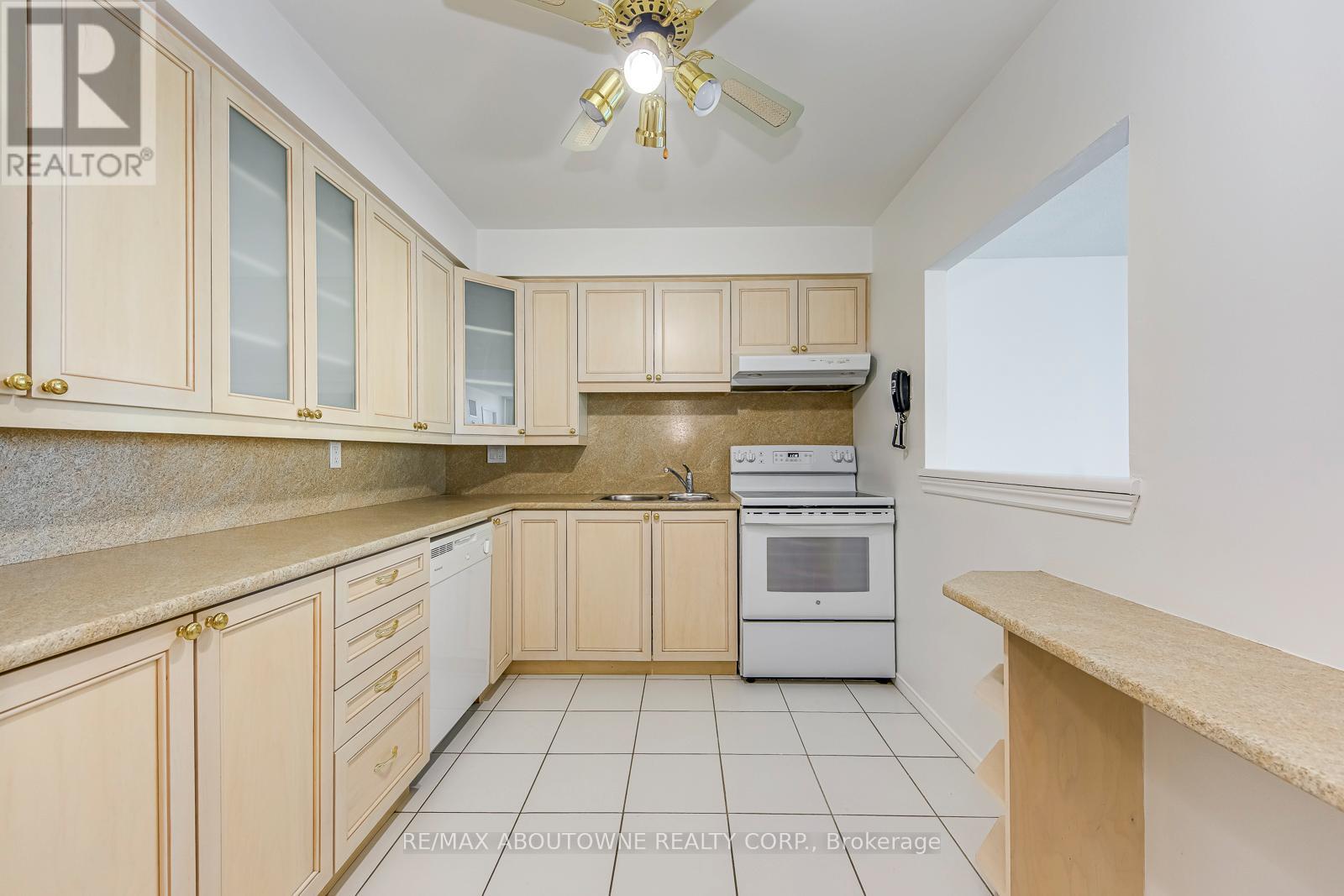 1705 - 1270 Maple Crossing Boulevard, Burlington, Ontario  L7S 2J3 - Photo 6 - W12778024