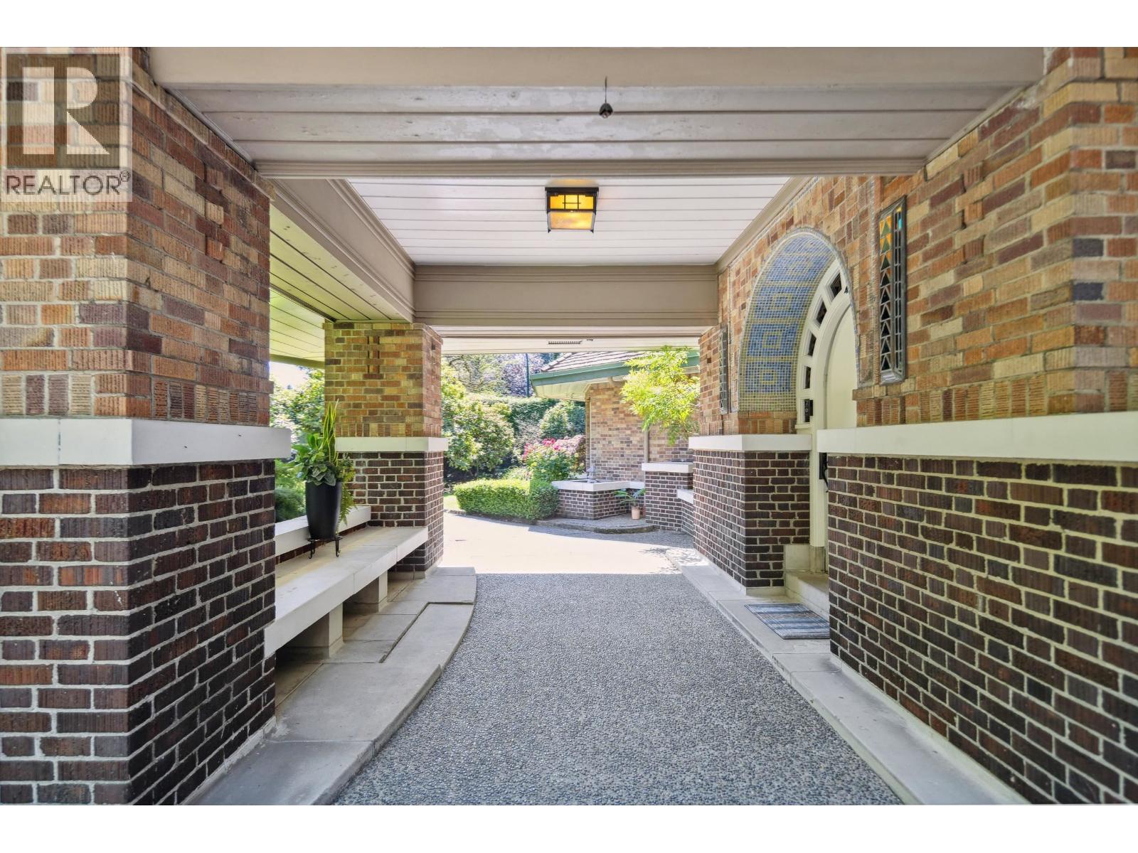 Listing Picture 2 of 37 : 4051 MARGUERITE STREET, Vancouver / 溫哥華 - 魯藝地產 Yvonne Lu Group - MLS Medallion Club Member