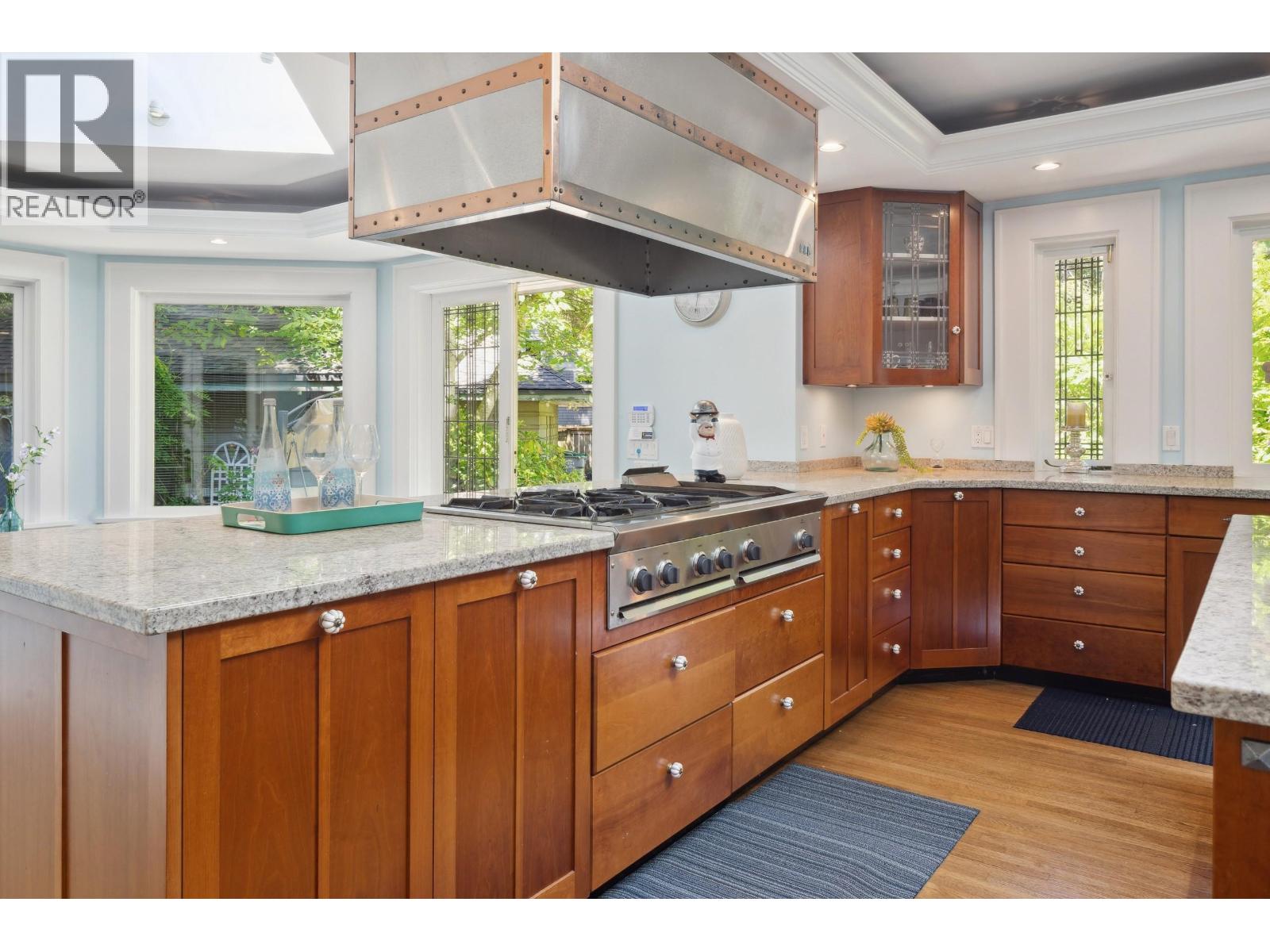 Listing Picture 17 of 37 : 4051 MARGUERITE STREET, Vancouver / 溫哥華 - 魯藝地產 Yvonne Lu Group - MLS Medallion Club Member