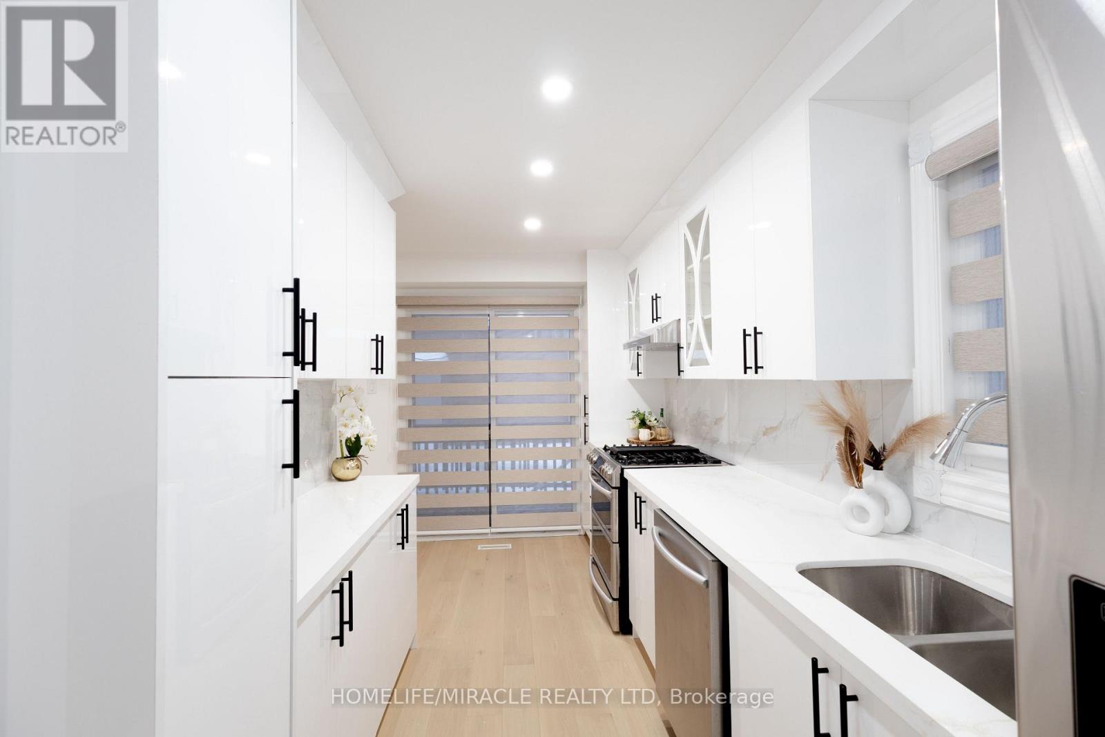 2 Santa Anita Court, Brampton, Ontario  L6Y 4P8 - Photo 8 - W12769286