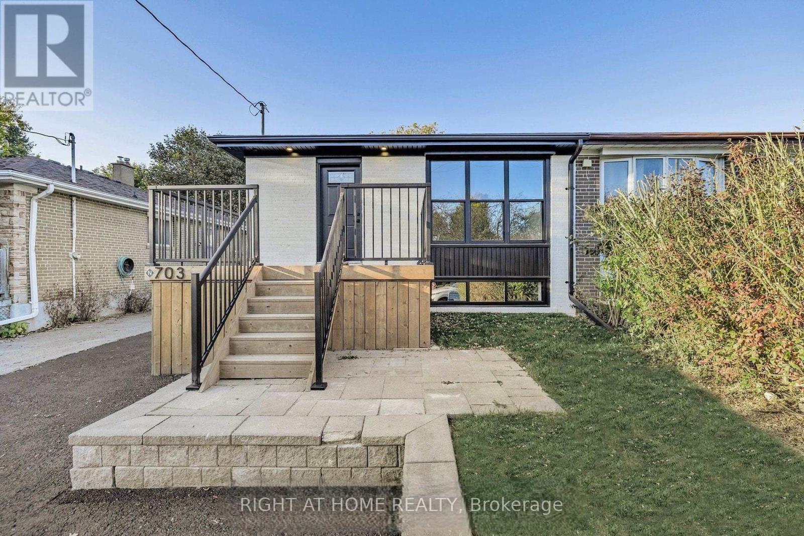 MAIN - 703 SUNNYPOINT DRIVE, Newmarket, Ontario