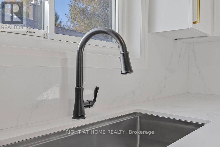 Main - 703 Sunnypoint Drive, Newmarket, Ontario  L3Y 2Z7 - Photo 7 - N12778106