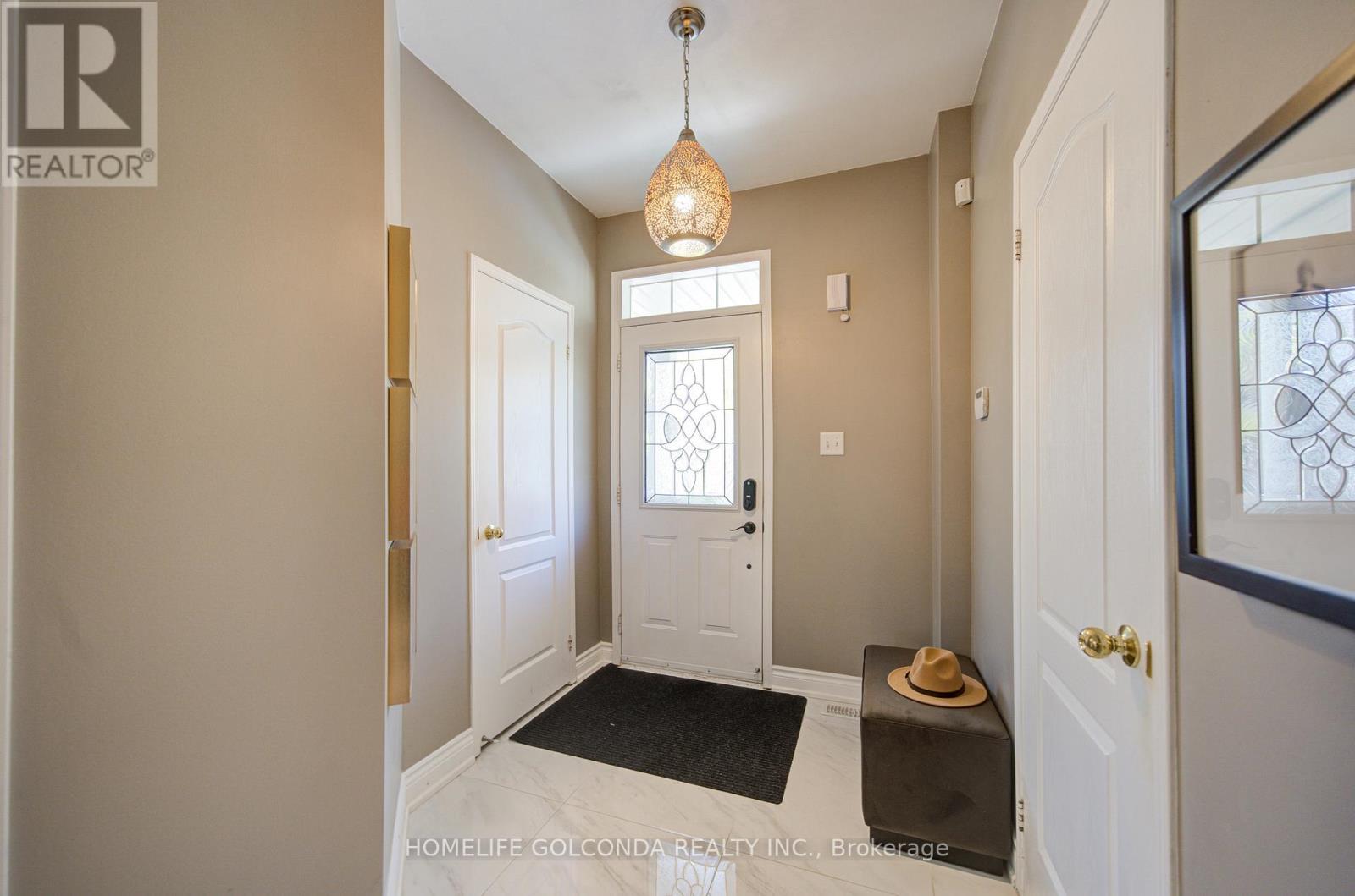 27 Lindcrest Manor, Markham, Ontario  L6B 0A7 - Photo 2 - N12778162