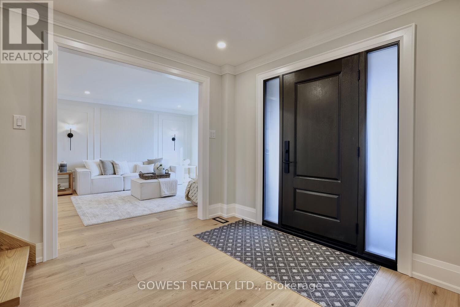 981 Valdese Drive, Mississauga, Ontario  L5C 2Z5 - Photo 4 - W12778154