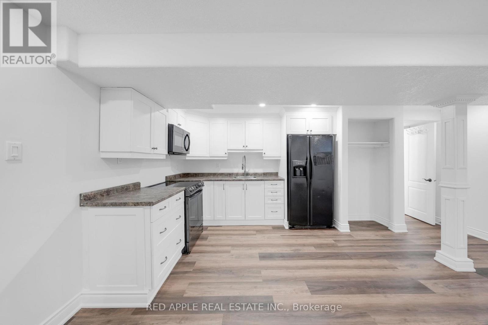 8 Strathmore Place, Barrie, Ontario  L4N 0K1 - Photo 25 - S12778200