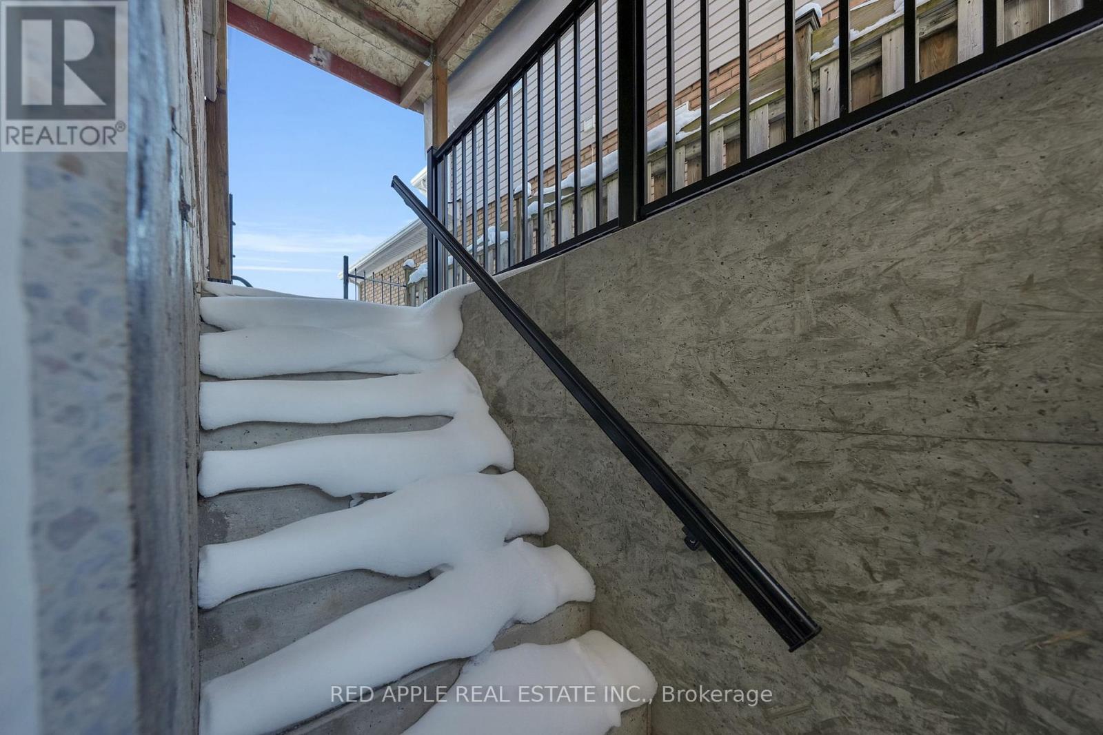 8 Strathmore Place, Barrie, Ontario  L4N 0K1 - Photo 32 - S12778200