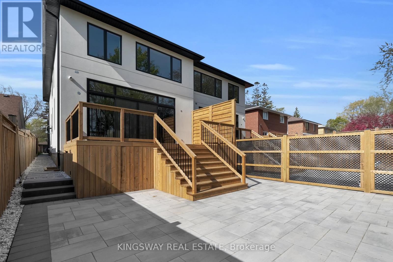 17 Broadview Avenue, Mississauga, Ontario  L5H 2S8 - Photo 4 - W12778192