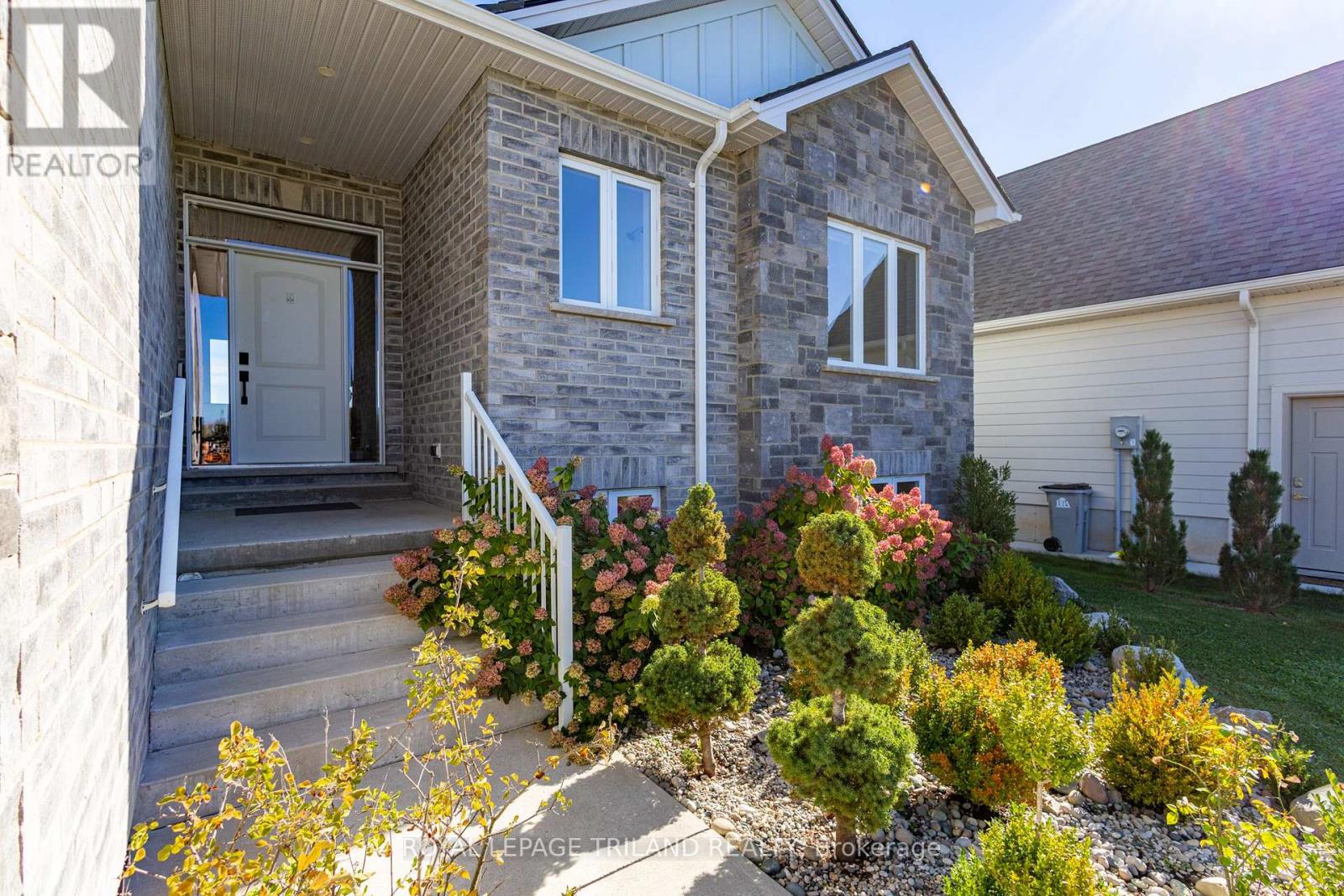 26 Tattersall Lane, Lambton Shores, Ontario  N0M 1T0 - Photo 9 - X12778318