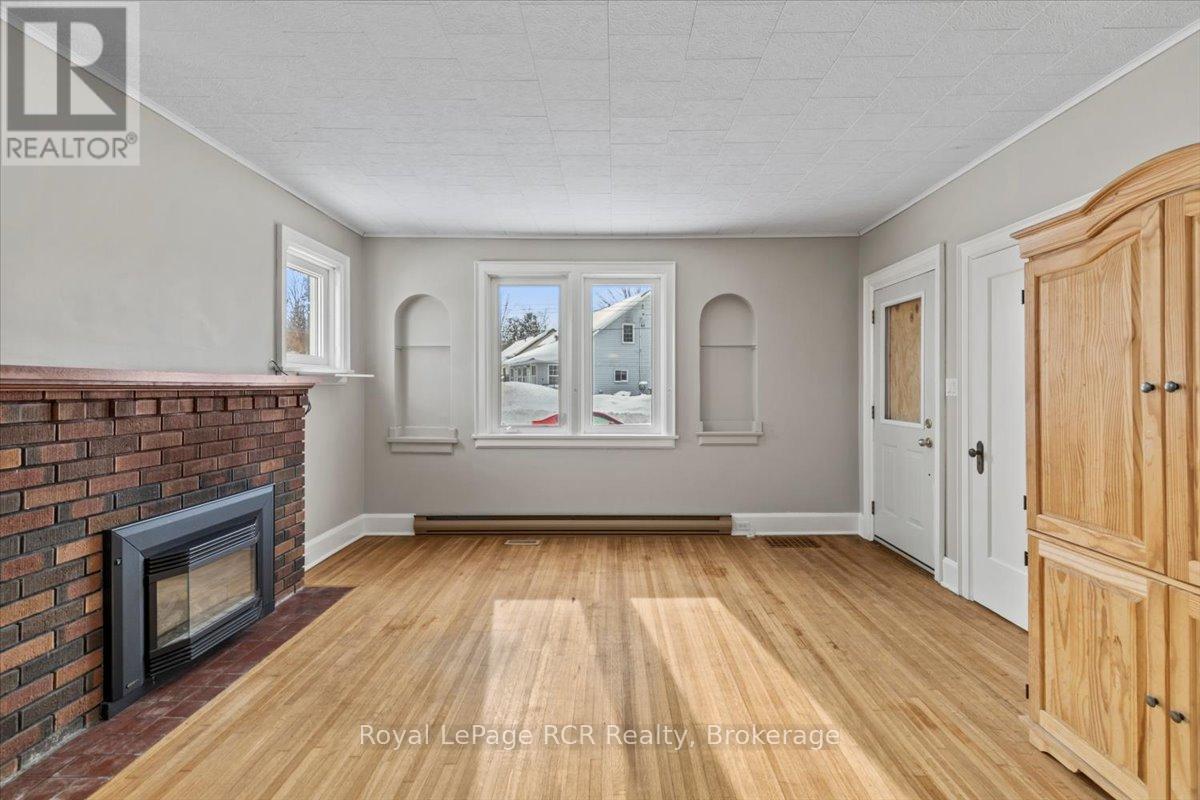 4 Cayley Street, Brockton, Ontario  N0G 2V0 - Photo 5 - X12777496