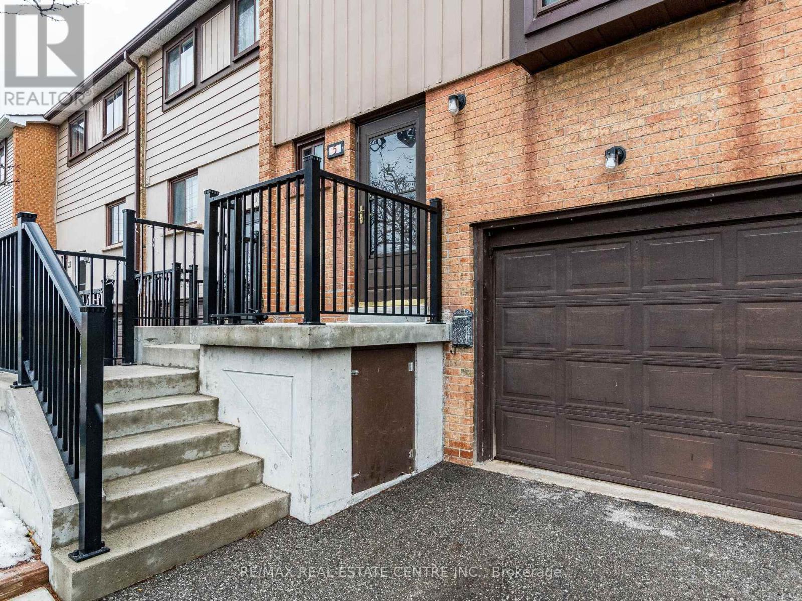 5 Moregate Crescent, Brampton (Central Park), Ontario  L6S 3K9 - Photo 4 - W12778276