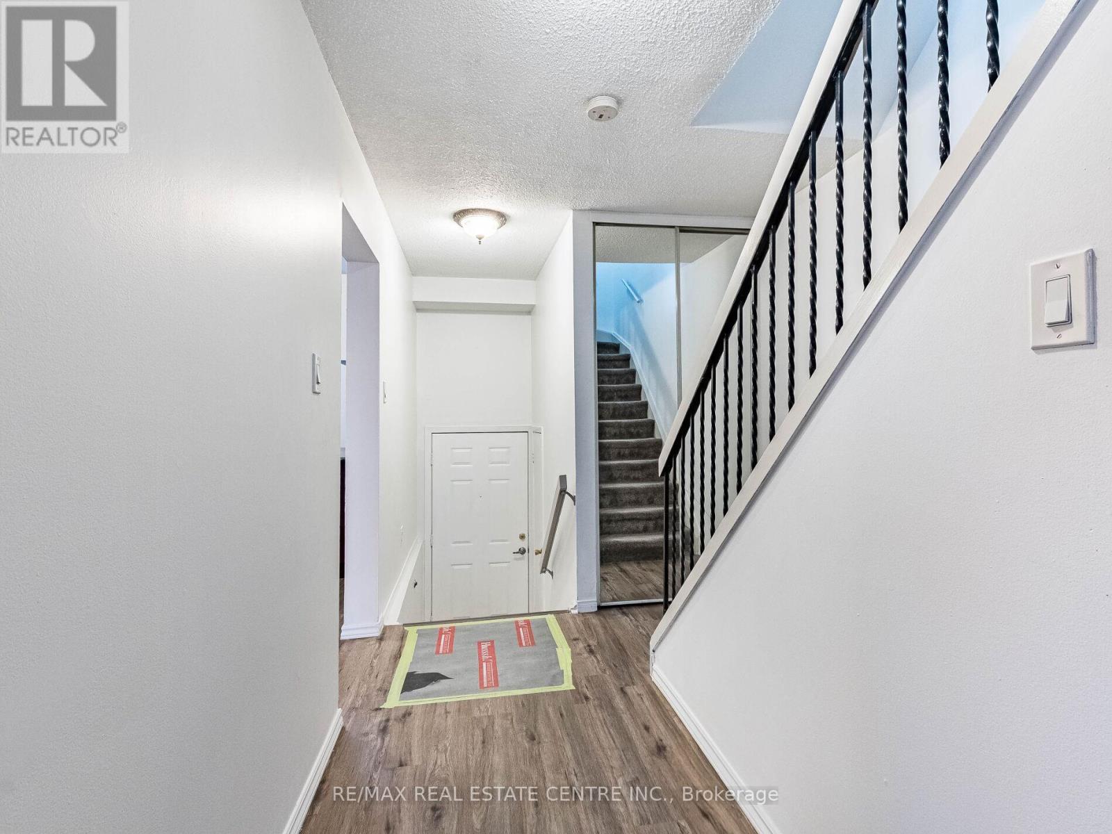 5 Moregate Crescent, Brampton (Central Park), Ontario  L6S 3K9 - Photo 6 - W12778276