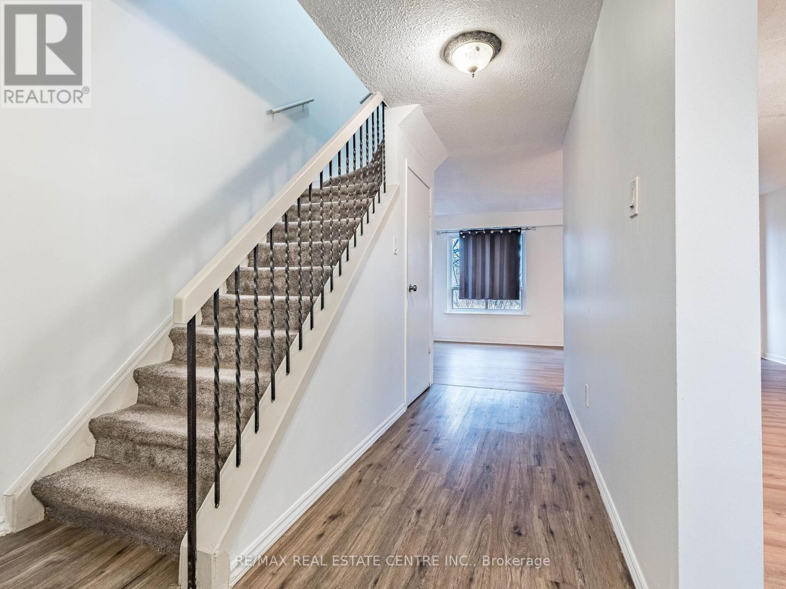 5 Moregate Crescent, Brampton (Central Park), Ontario  L6S 3K9 - Photo 7 - W12778276