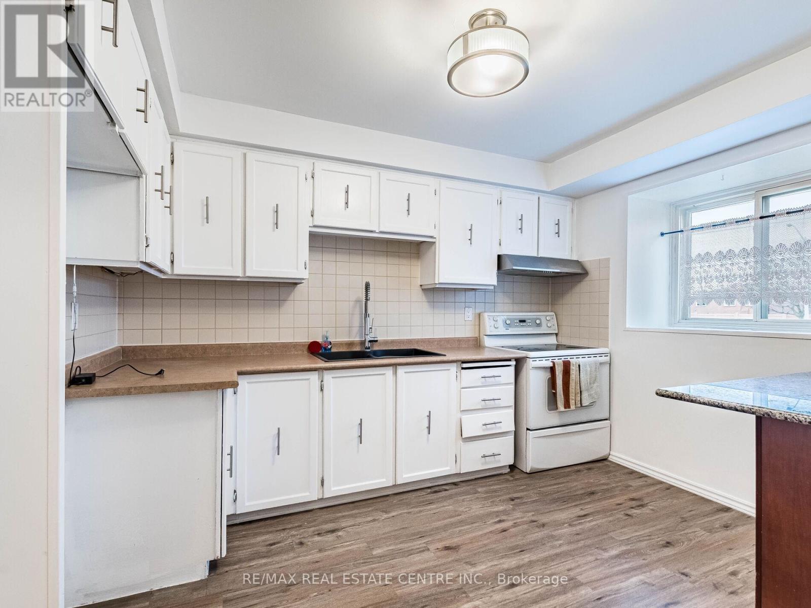 5 Moregate Crescent, Brampton (Central Park), Ontario  L6S 3K9 - Photo 8 - W12778276