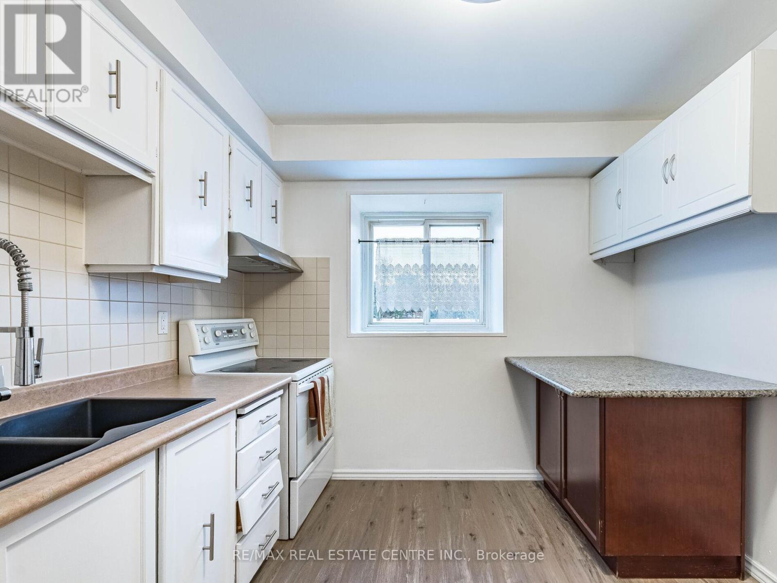 5 Moregate Crescent, Brampton (Central Park), Ontario  L6S 3K9 - Photo 9 - W12778276